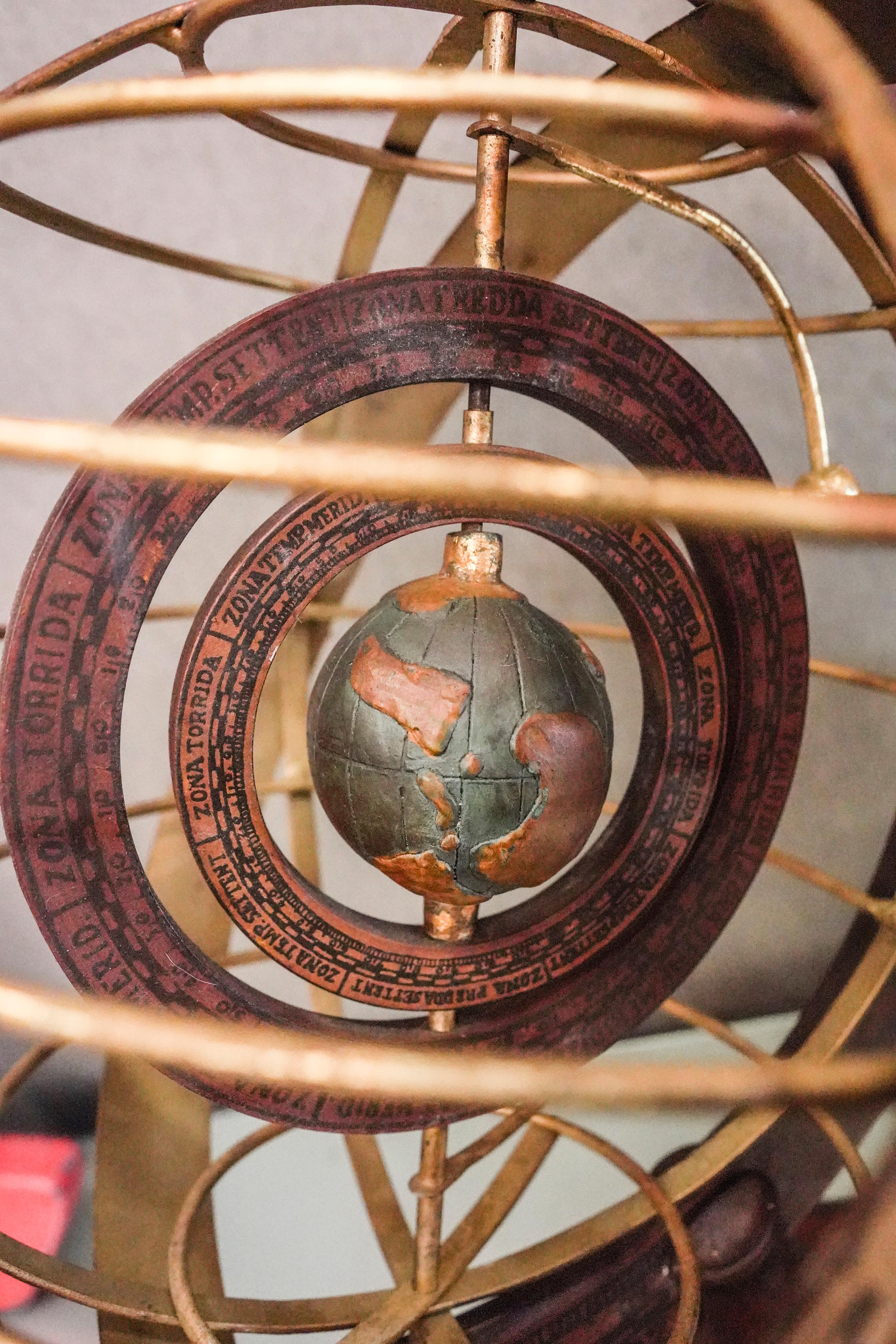 sphère armillaire en bois et laiton des années 1920 avec double globe rotatif 4