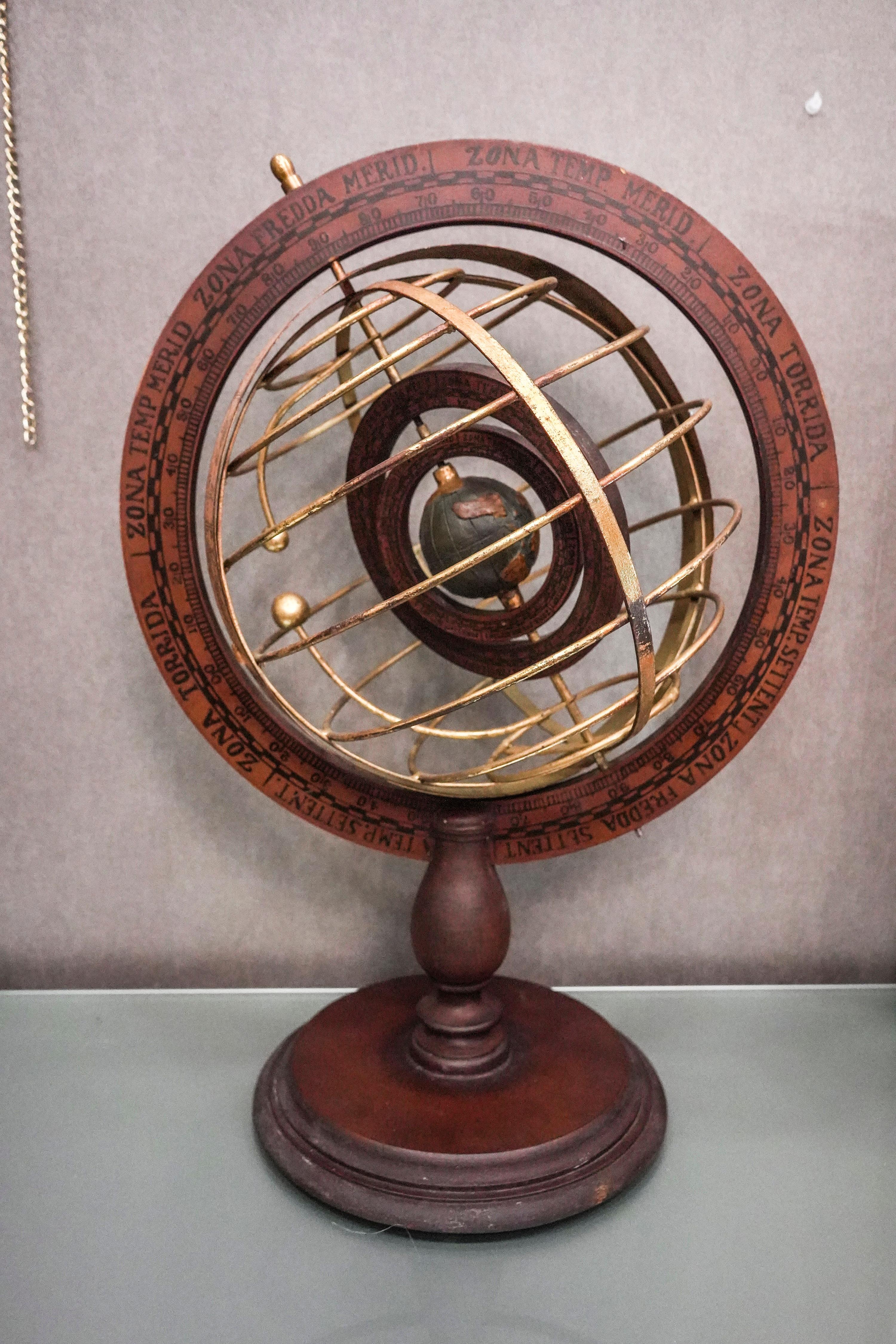 Stunning and large beginning of 20th century Portuguese wood and brass armillary sphere with double rotating globe and meridian globe with xylographed zodiac symbols.
Base in wood and golden brass spheres.
It has been purchased in an English