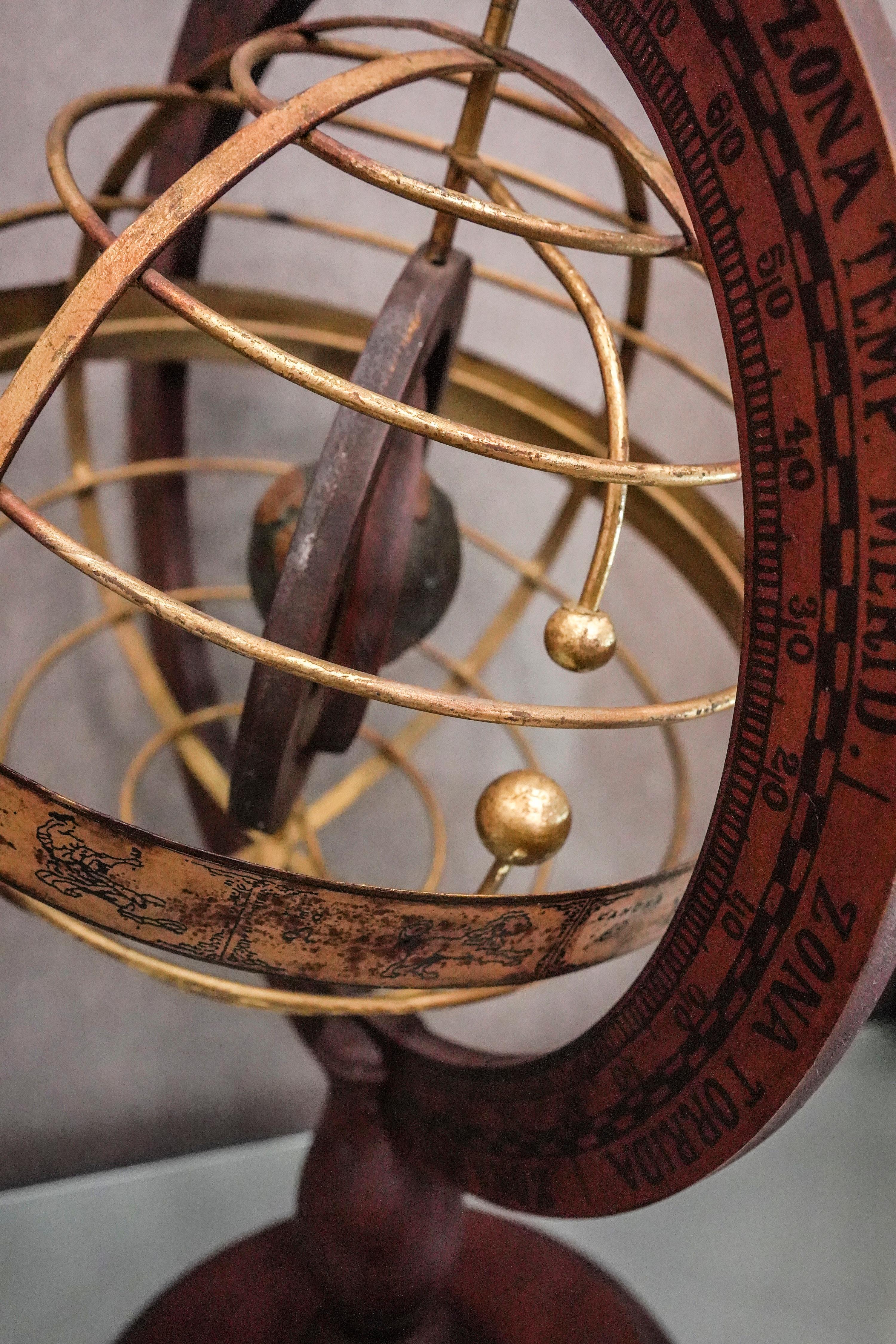 Milieu du XXe siècle sphère armillaire en bois et laiton des années 1920 avec double globe rotatif