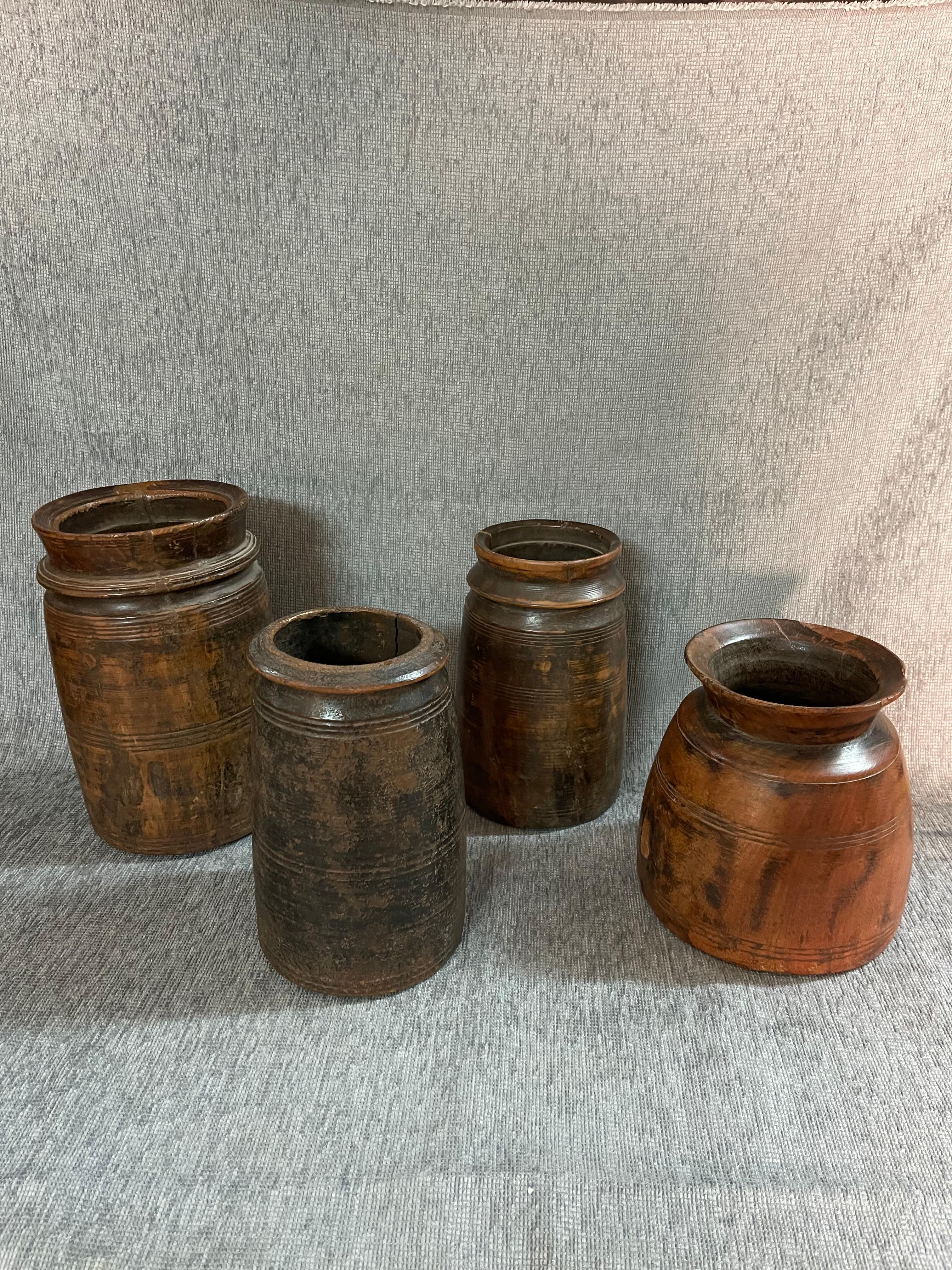 1920s  Olla de Madera Himachal

Este jarrón de madera, aparentemente sencillo, es un objeto de diseño de infinita belleza y elegancia que puede colocarse tanto en un ambiente antiguo como en uno moderno o contemporáneo.
Son artefactos indios de la