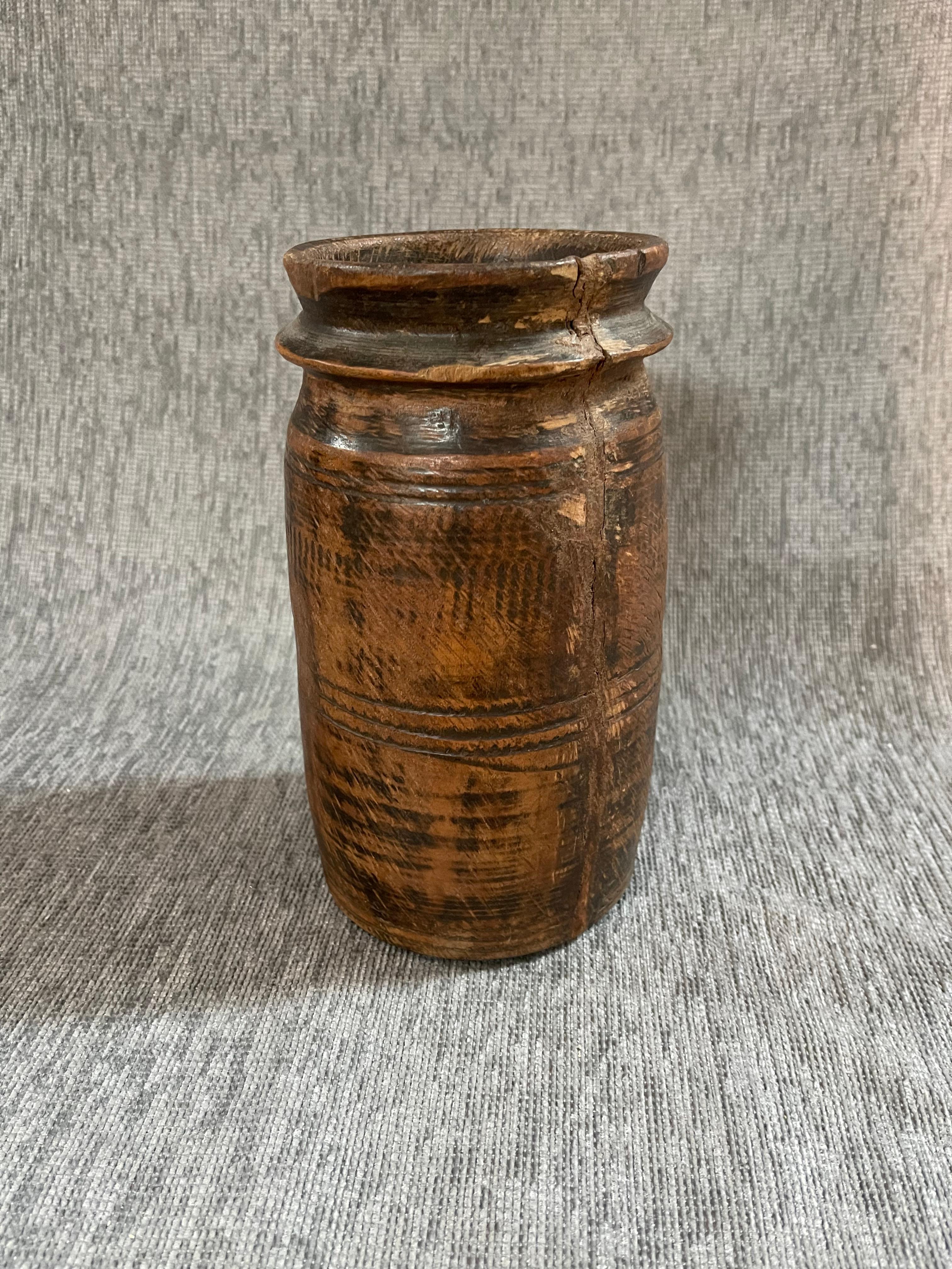 Questo vaso in legno, apparentemente semplice, è un oggetto di design di infinita bellezza ed eleganza che può essere inserito sia in un ambiente antico che in uno moderno o contemporaneo.
Sono manufatti indiani provenienti dalla regione
