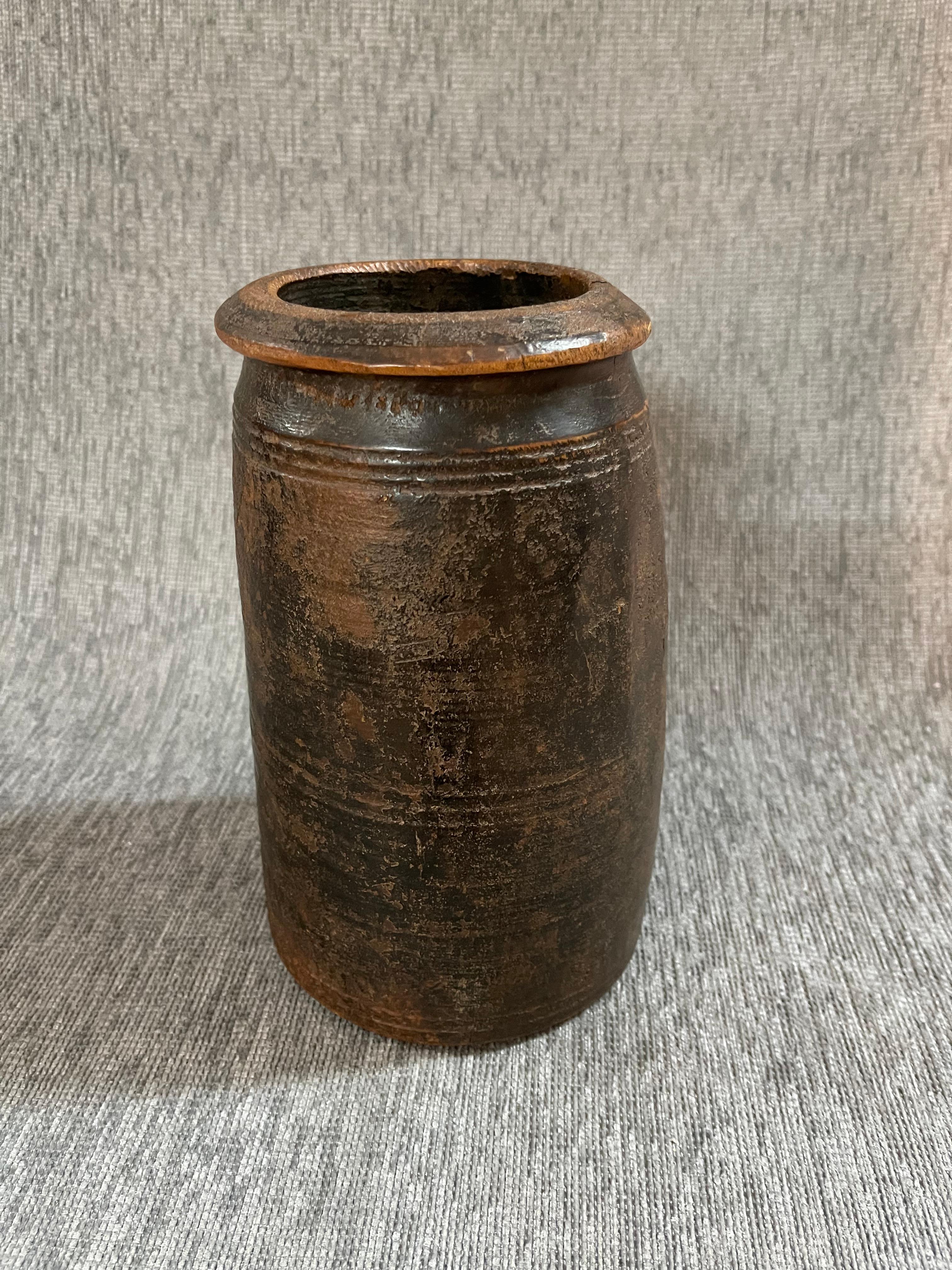 Este jarrón de madera, aparentemente sencillo, es un objeto de diseño de infinita belleza y elegancia que puede colocarse tanto en un ambiente antiguo como en uno moderno o contemporáneo.
Son artefactos indios de la región de Himachal Pradesh y han