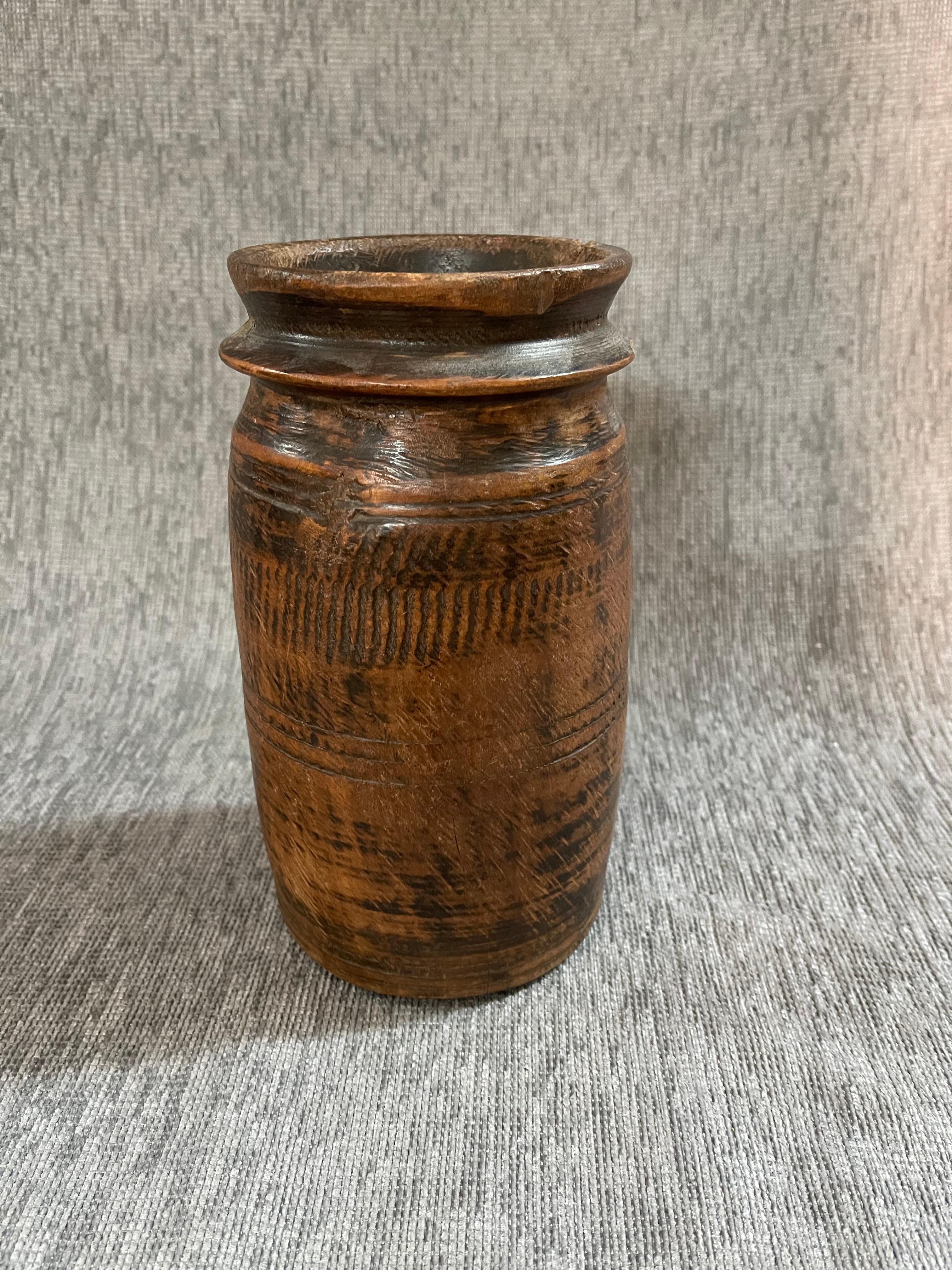 Country 1920s  Wood Himachal Pot in vendita