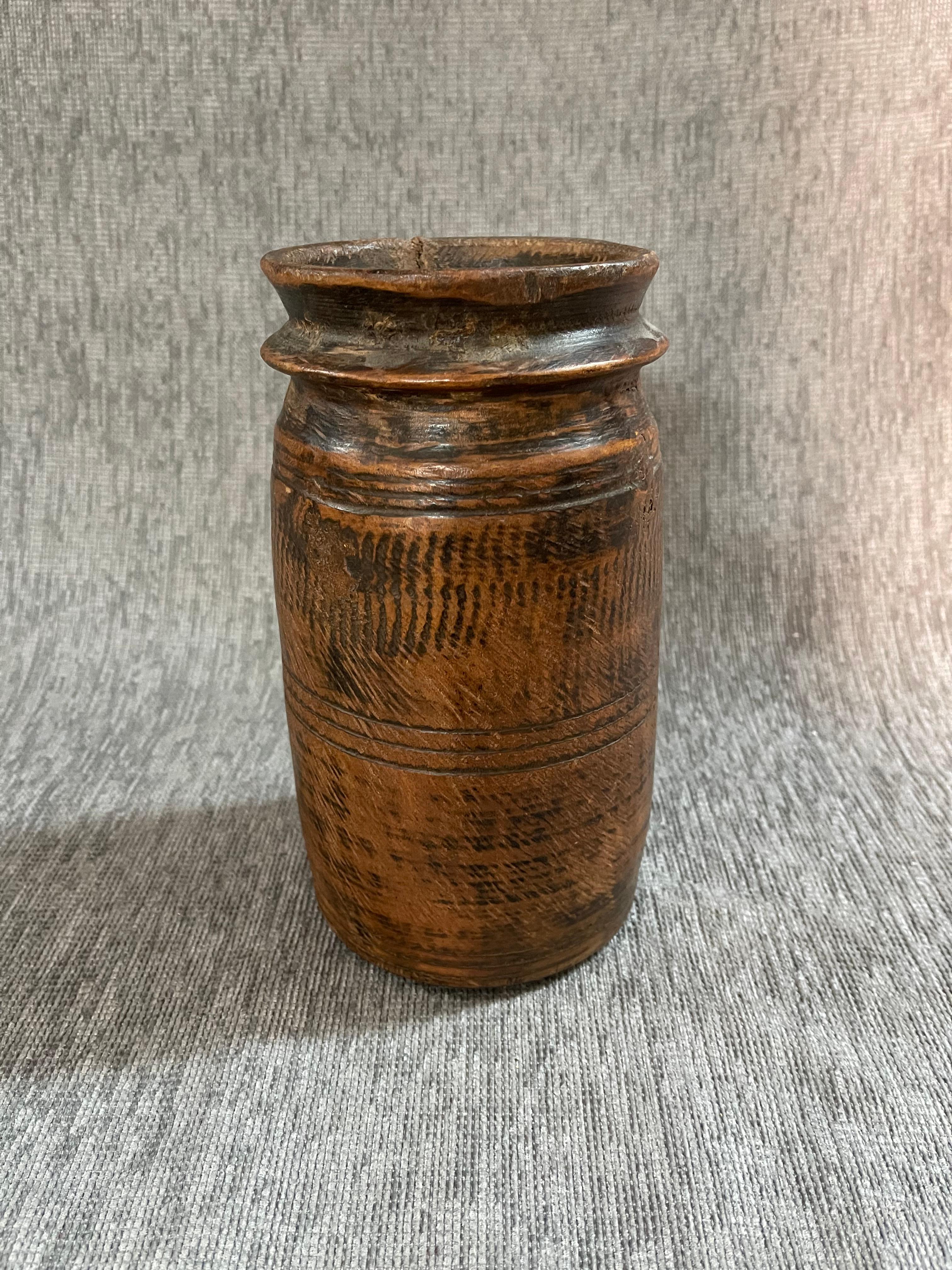 1920s  Wood Himachal Pot In condizioni buone in vendita a Roma, IT
