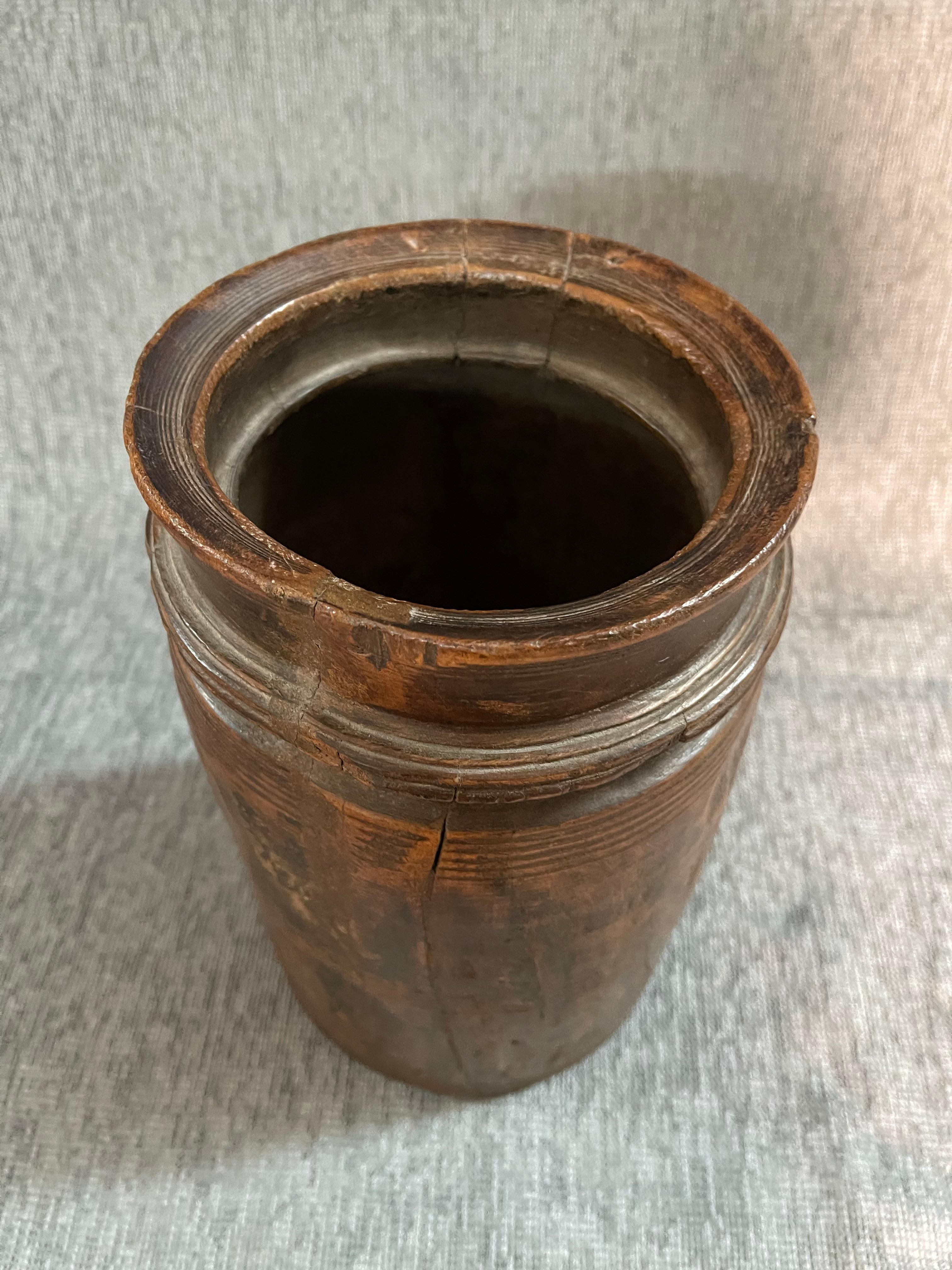 1920s  Olla de Madera Himachal siglo XX en venta