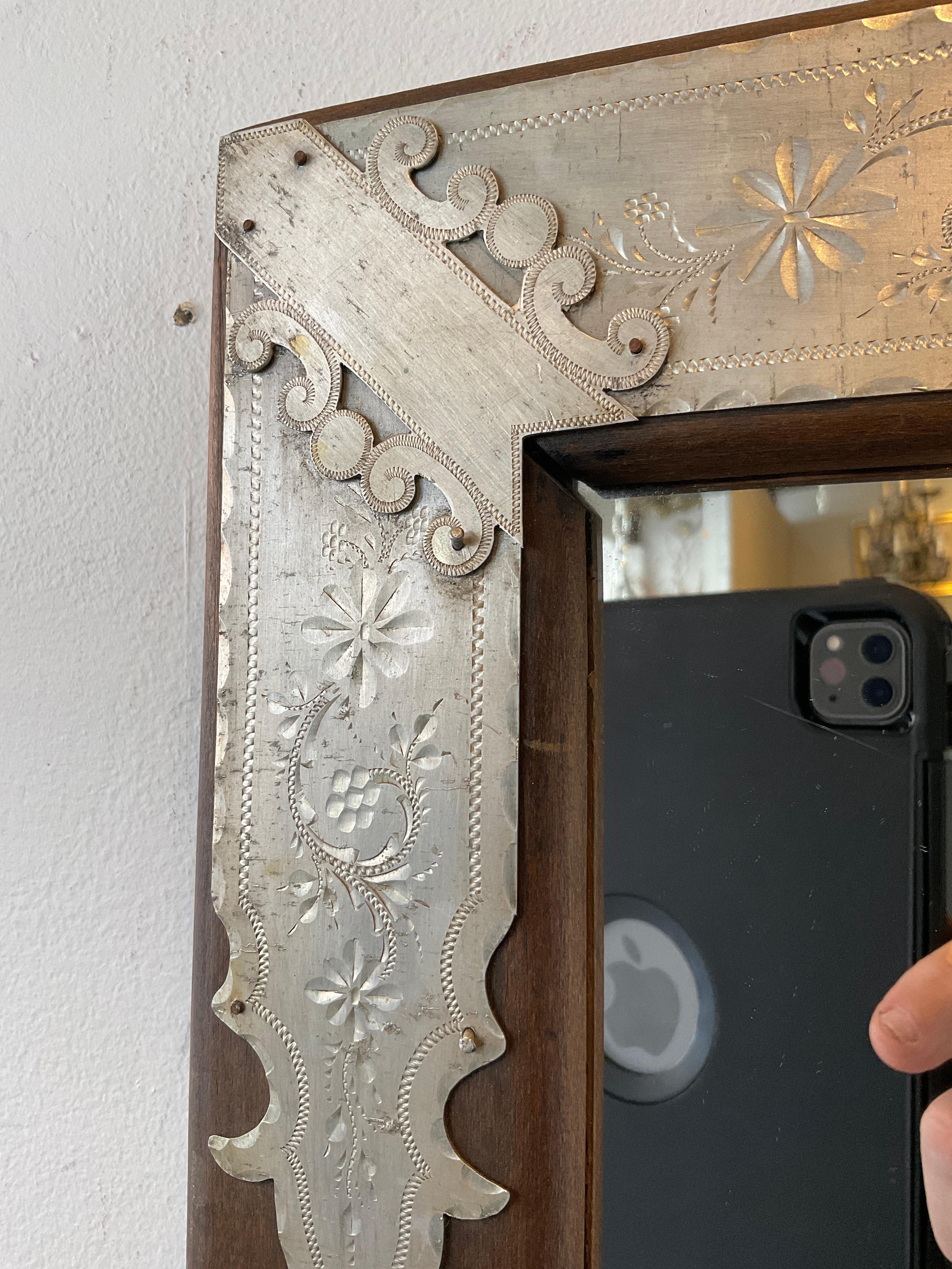 1920er Holzspiegel mit Zinn-Metall-Ecken im Angebot 1