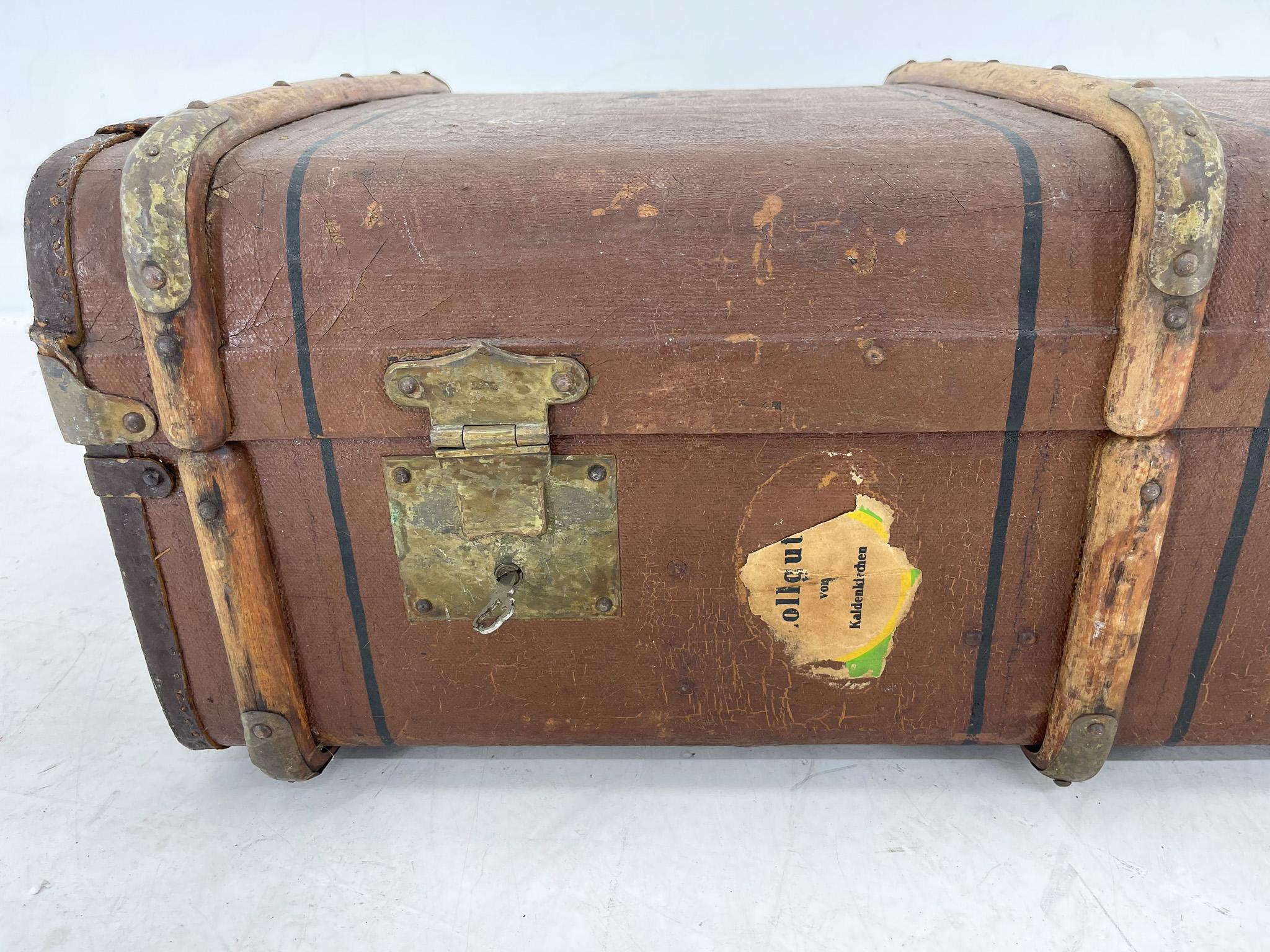1920's, Wood Strapped Travel Trunk / Suitcase  In Good Condition In Praha, CZ