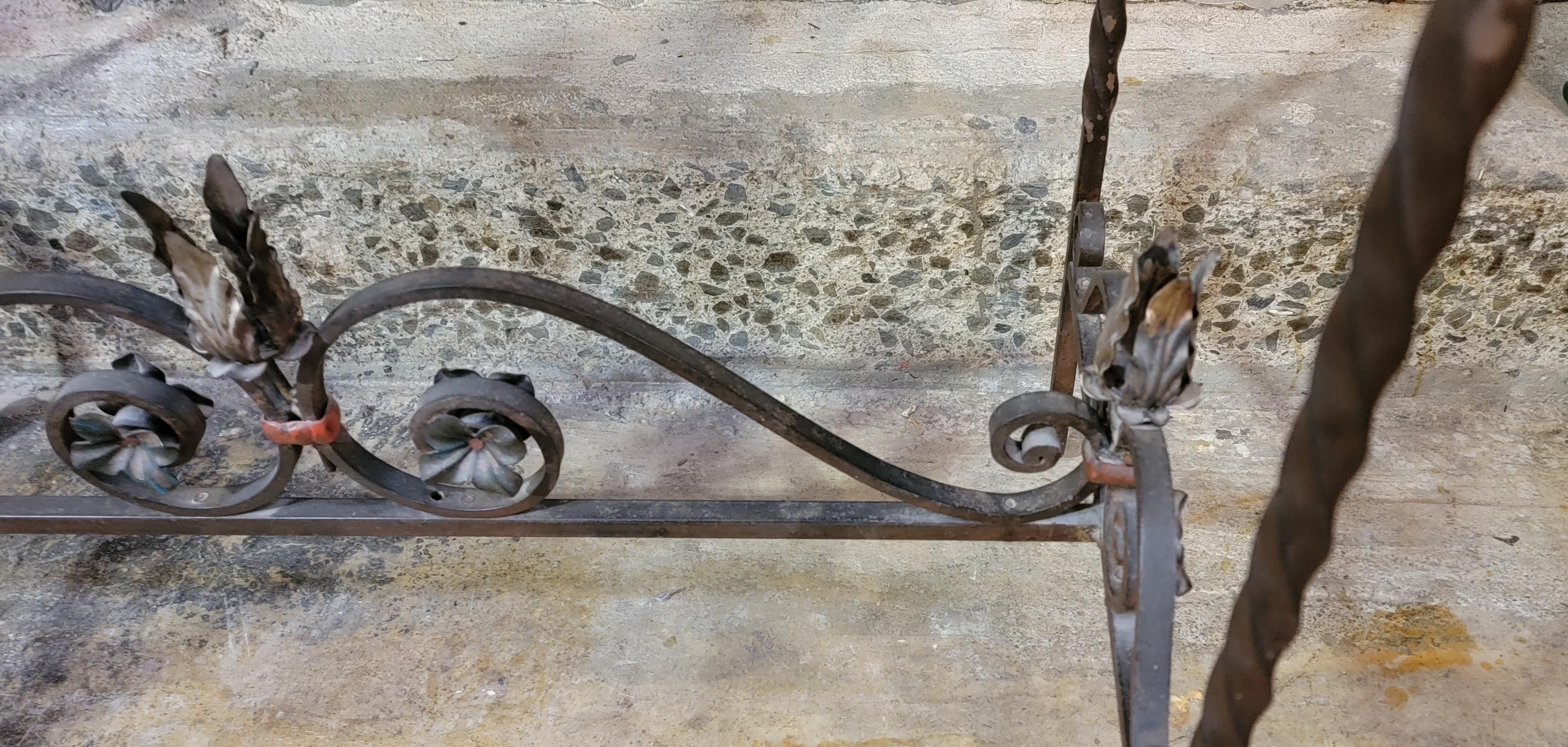 Table console en fer forgé à plateau en marbre des années 1920 2