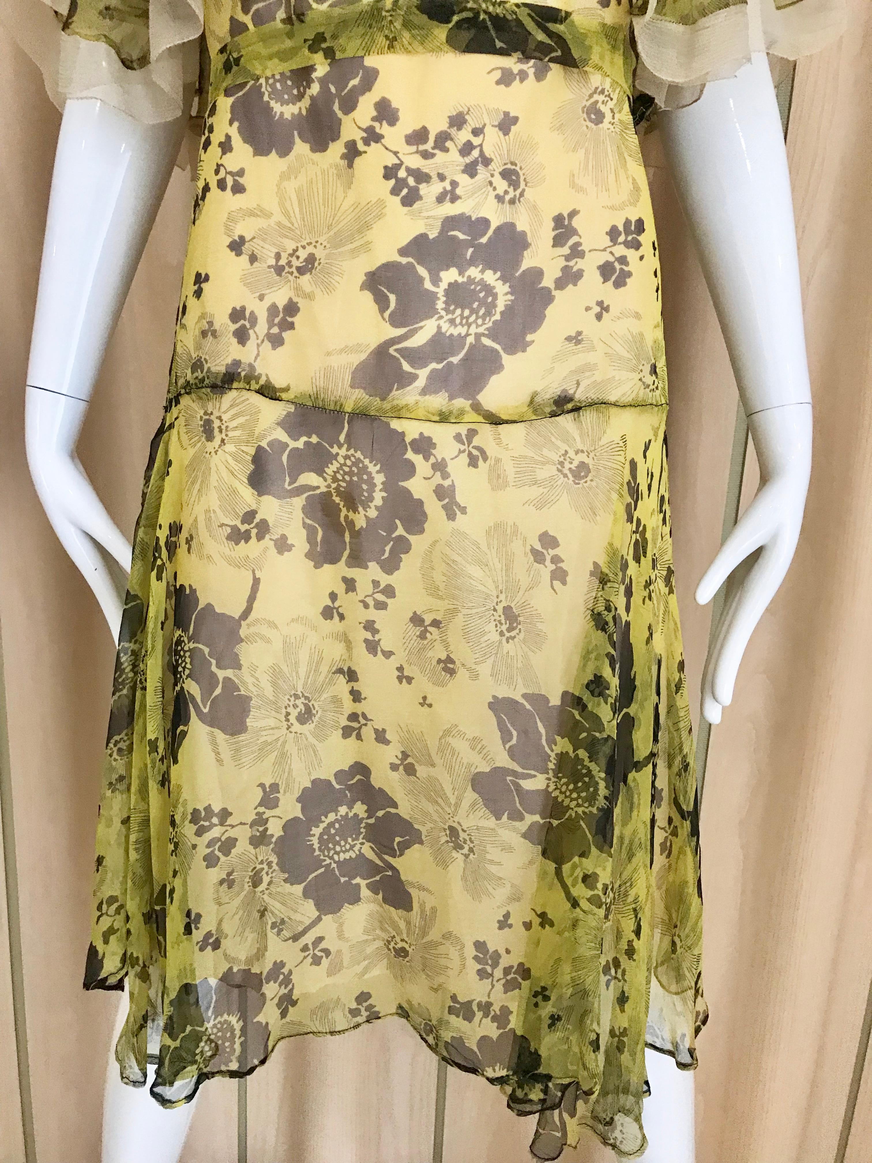 Marron Robe en soie à imprimé floral jaune et marron des années 1920 en vente