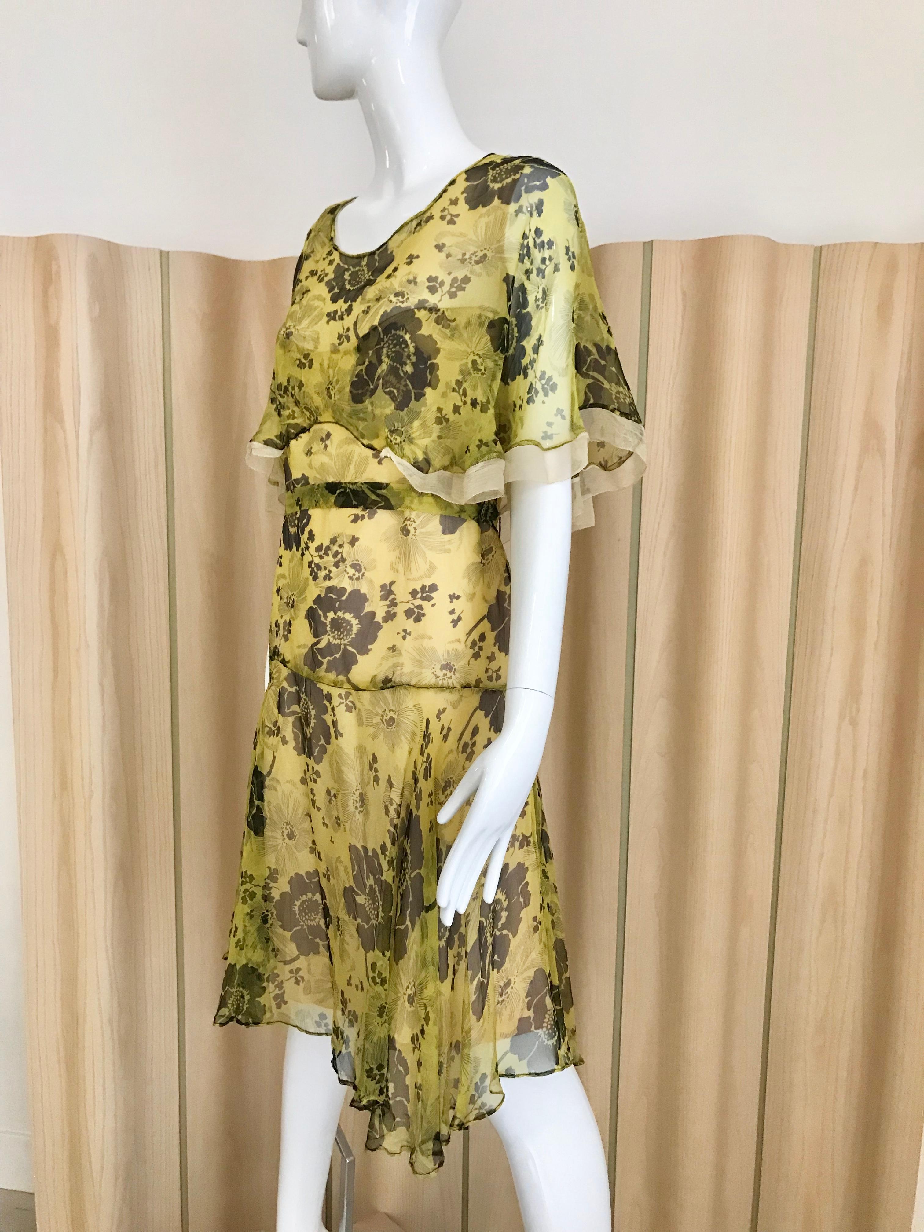 Gelbes und braunes Seidenkleid mit Blumendruck aus den 1920er Jahren im Zustand „Gut“ im Angebot in Beverly Hills, CA