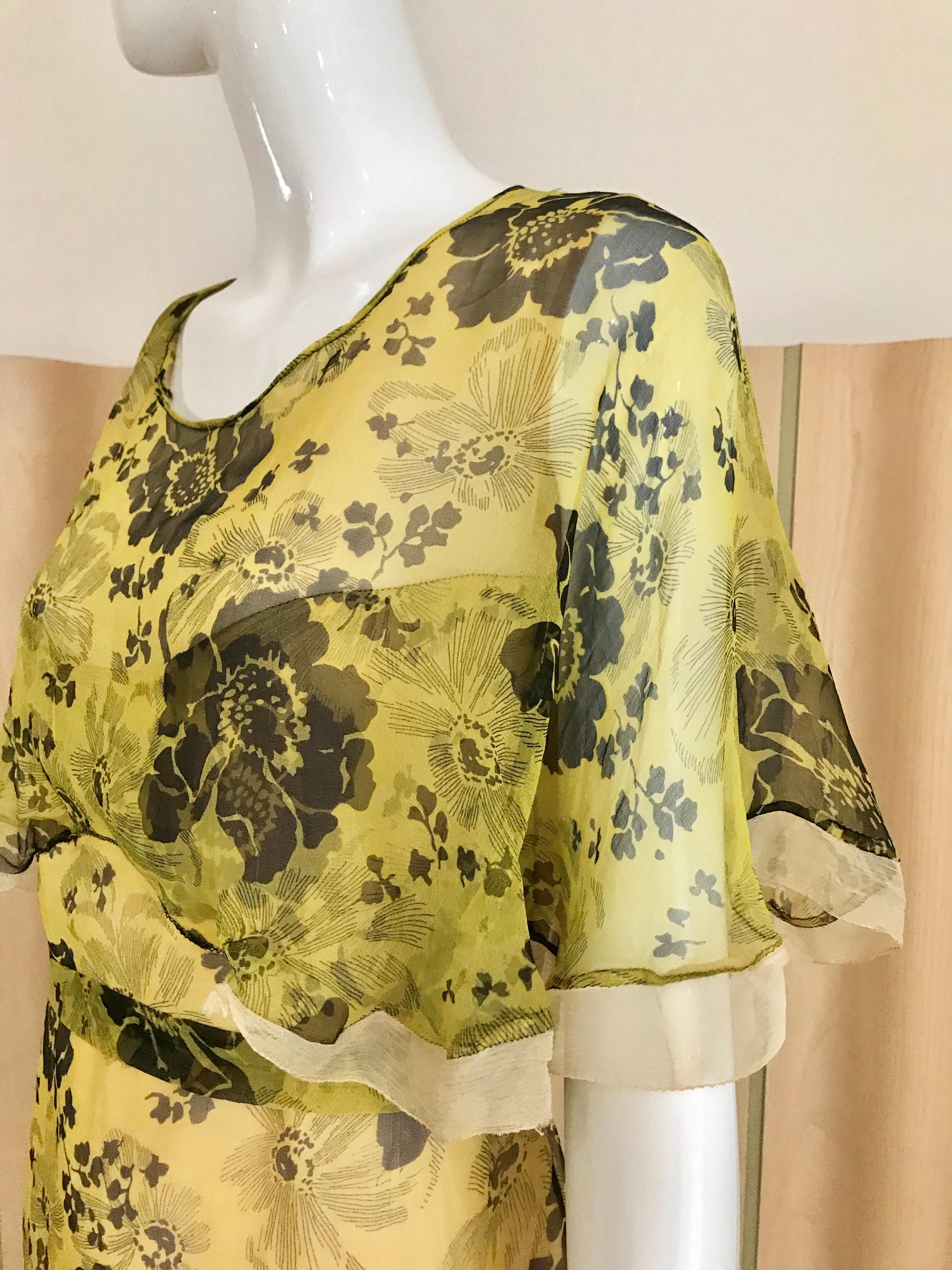 Robe en soie à imprimé floral jaune et marron des années 1920 Pour femmes en vente