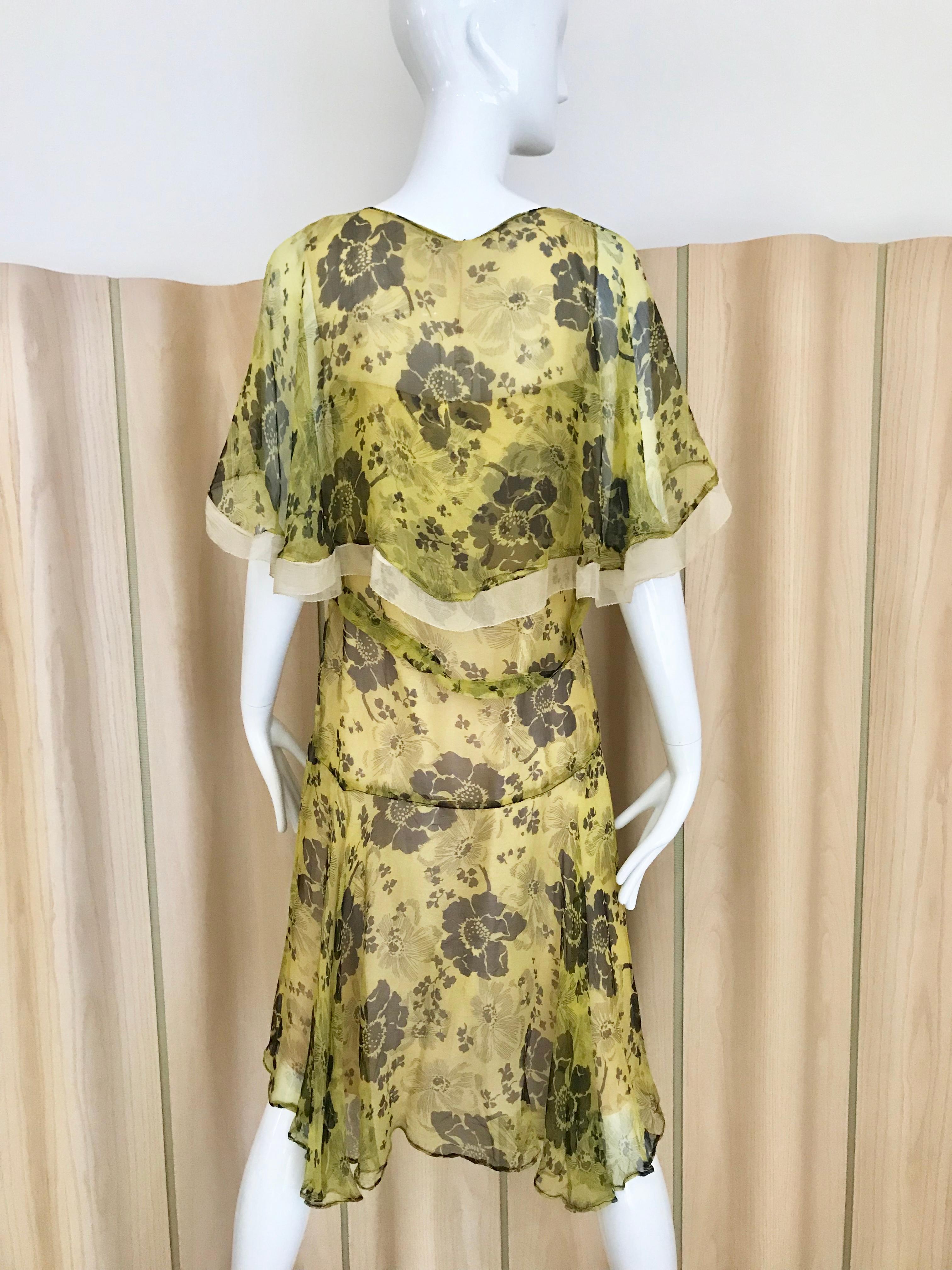 Gelbes und braunes Seidenkleid mit Blumendruck aus den 1920er Jahren im Angebot 1