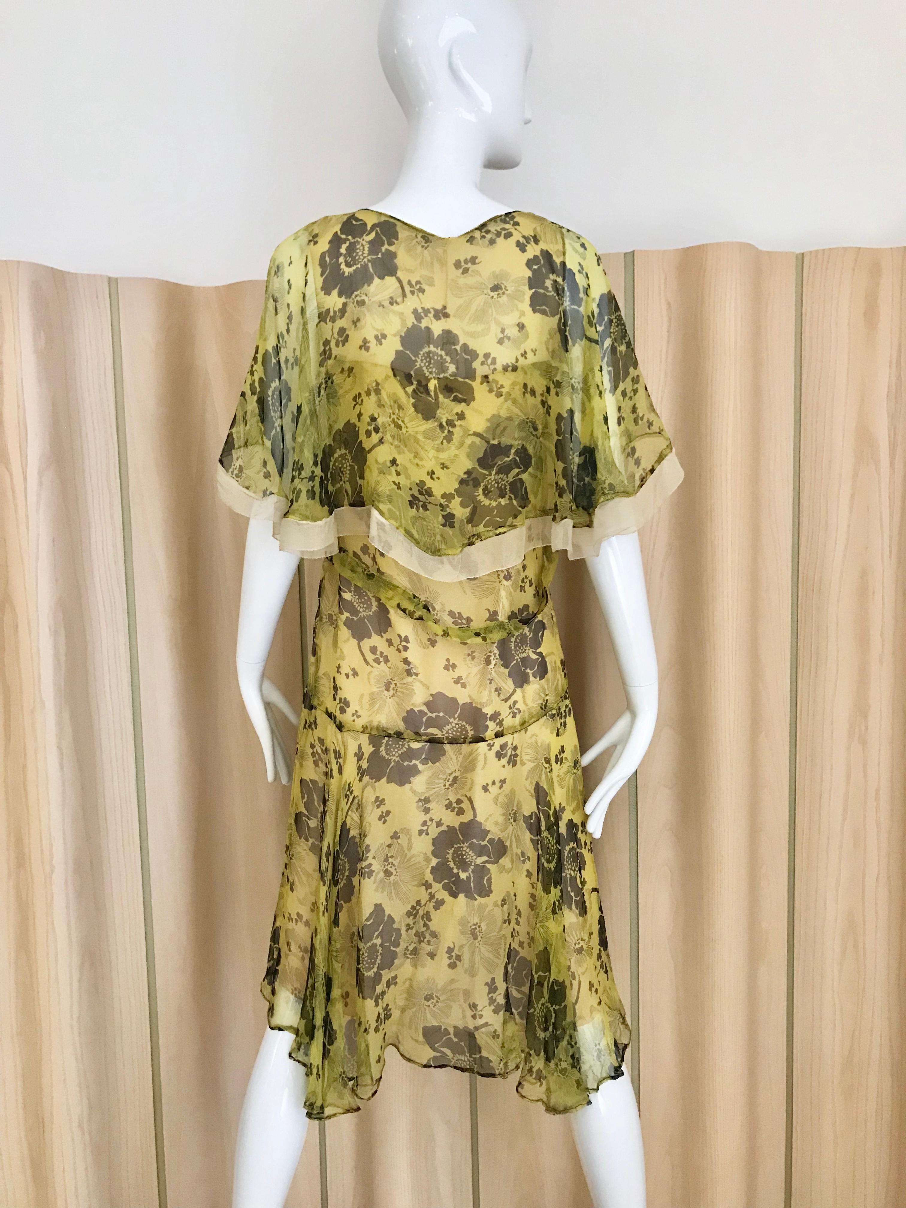 Gelbes und braunes Seidenkleid mit Blumendruck aus den 1920er Jahren im Angebot 3
