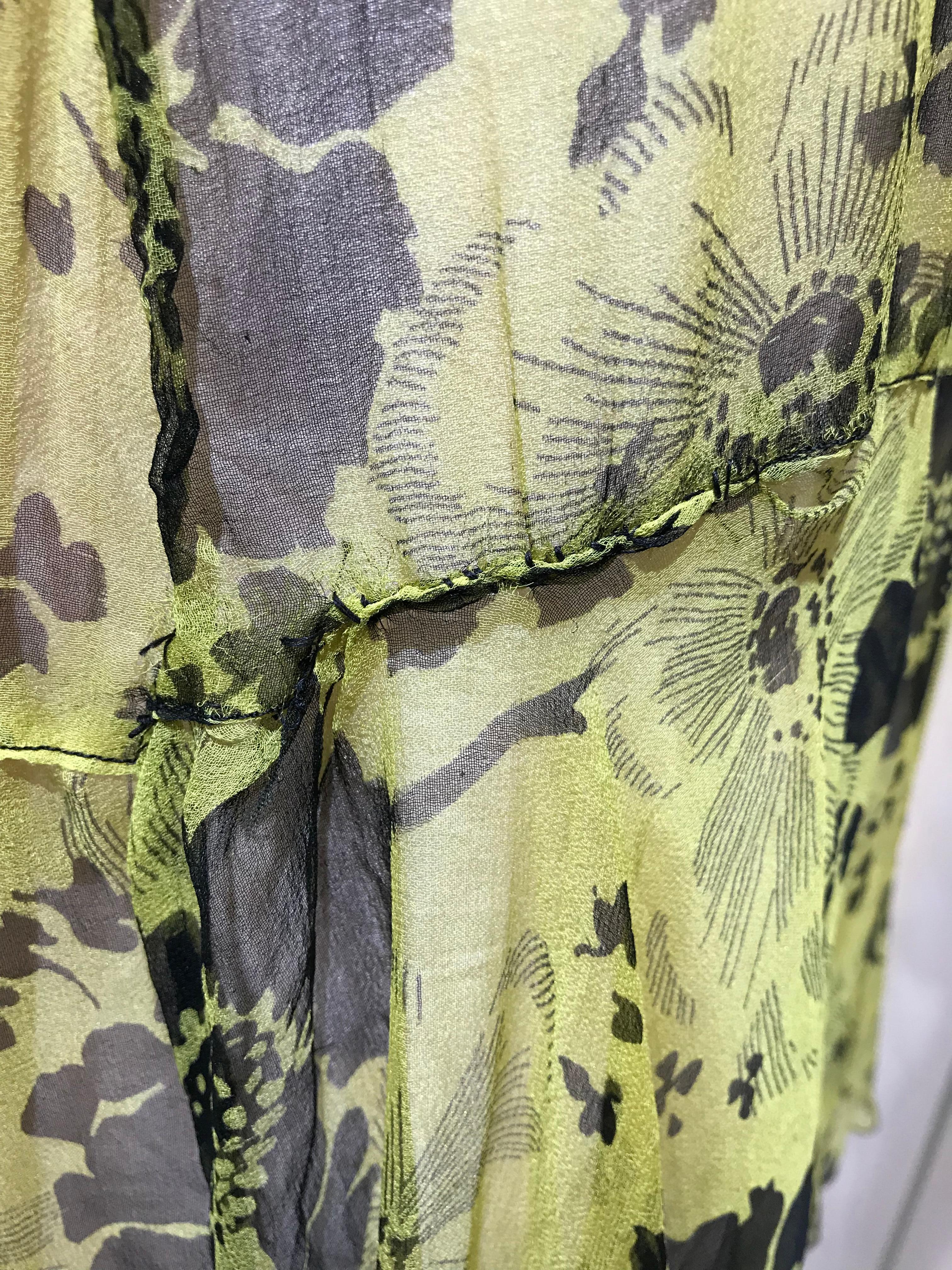 Robe en soie à imprimé floral jaune et marron des années 1920 en vente 4