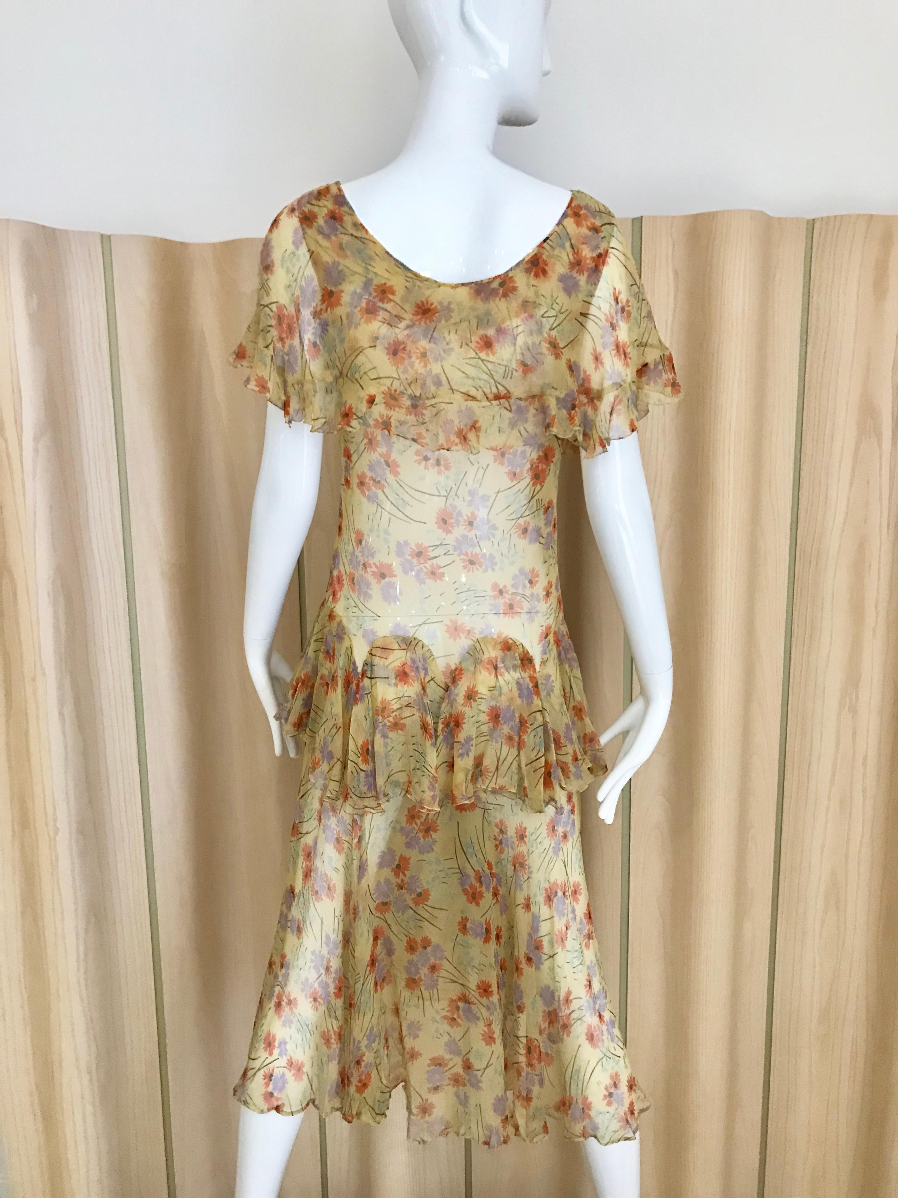 1920s Silk Dress in orange, purple black eye susan sun flower print.
Some flaws inside lining ( collar) see image attached
Bust: 36 inches/ Waist: 32 inches/ Hip : 36 inches/ Dress length: 43 inches