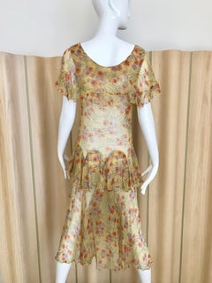 Vestido de día con estampado floral amarillo años 20