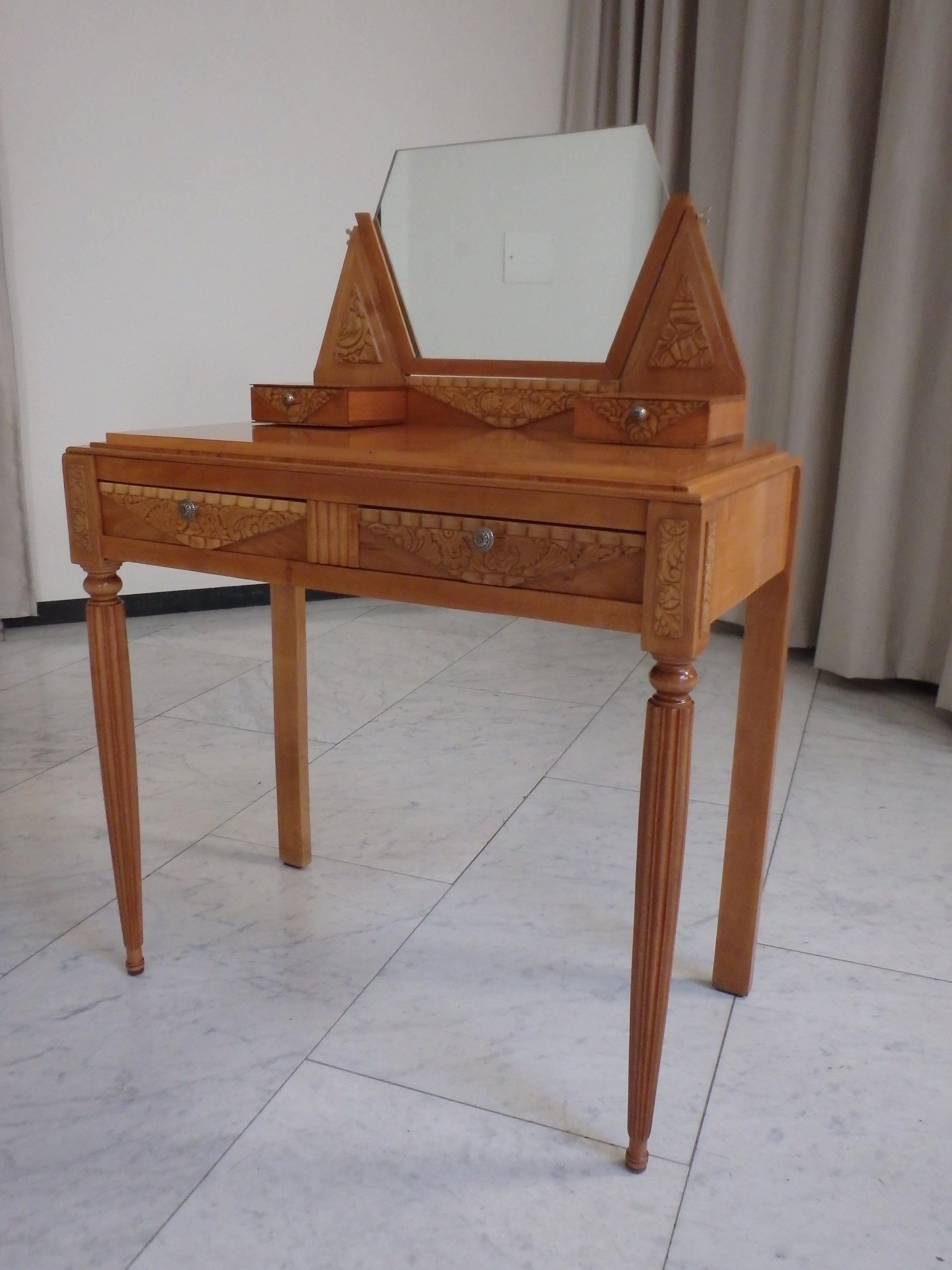 1920thies birch with cubistic carved flowers vanity , console or writing desk In Good Condition For Sale In Weiningen, CH