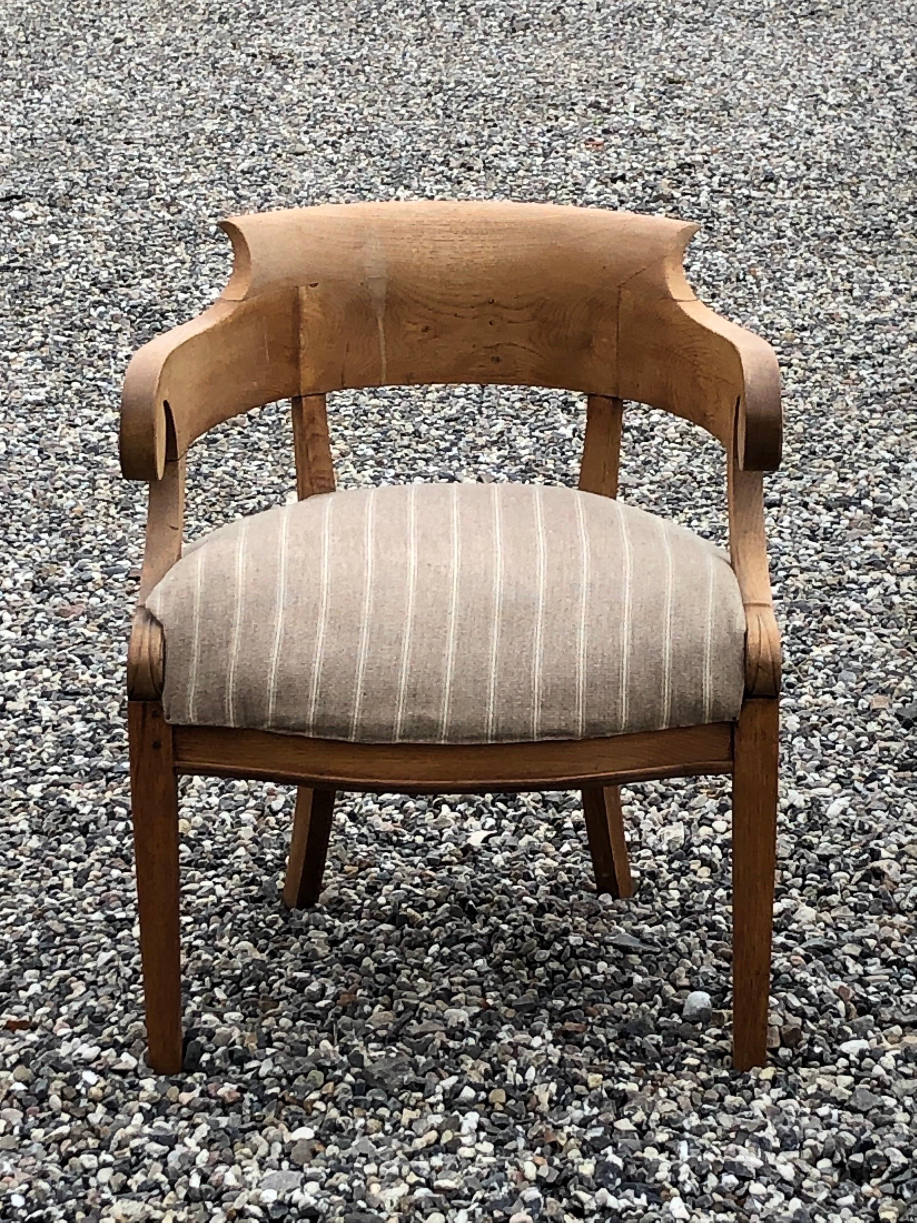 Una sedia danese Skønvirke in rovere massiccio. 