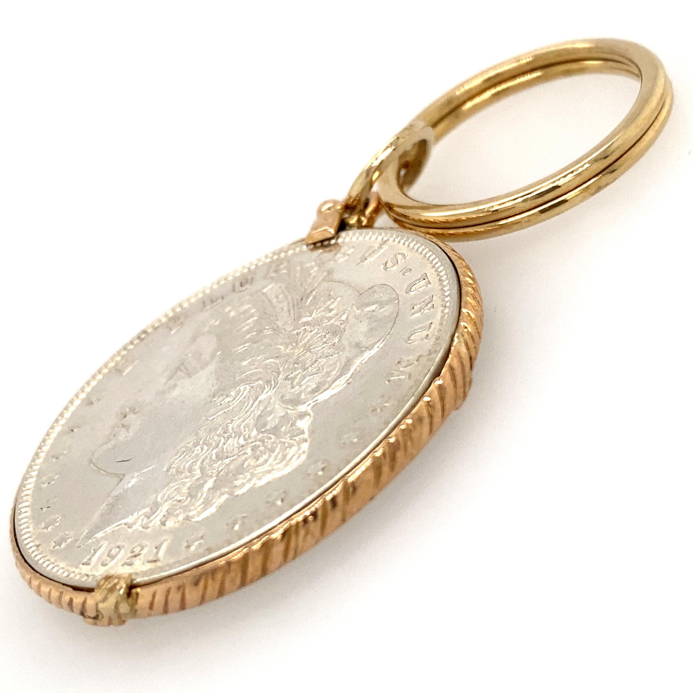 Eytan Brandes kombinierte einen seiner Morgan-Silberdollar mit 14-karätigen Goldbeschlägen zu einem gewichtigen und unverwechselbaren Schlüsselanhänger.

Diese Morgan wurde 1921 geprägt, ein interessantes Jahr für diese besondere Münze.  Da es sich