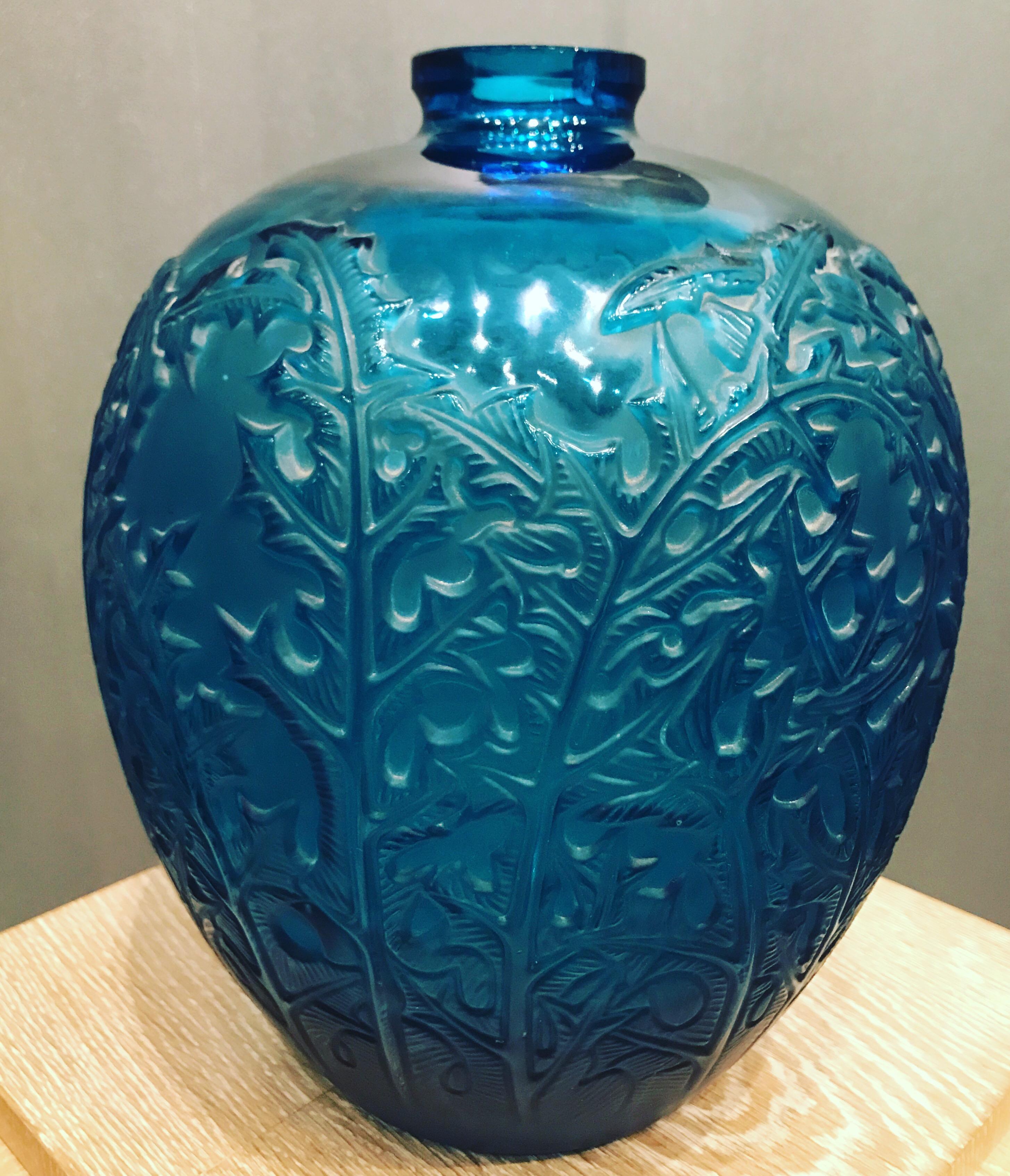 French 1921 Rene Lalique Acanthes Vase in Electric Blue Glass