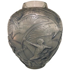 1921 René Lalique Vase Archers Verre à patine bleue Chasse aux hommes flèches