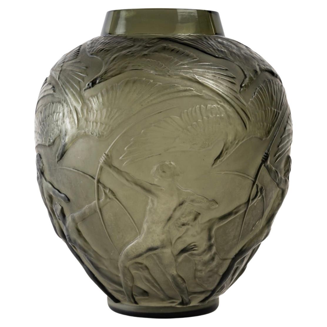 Vase gris « Sophora » de René Lalique En vente sur 1stDibs