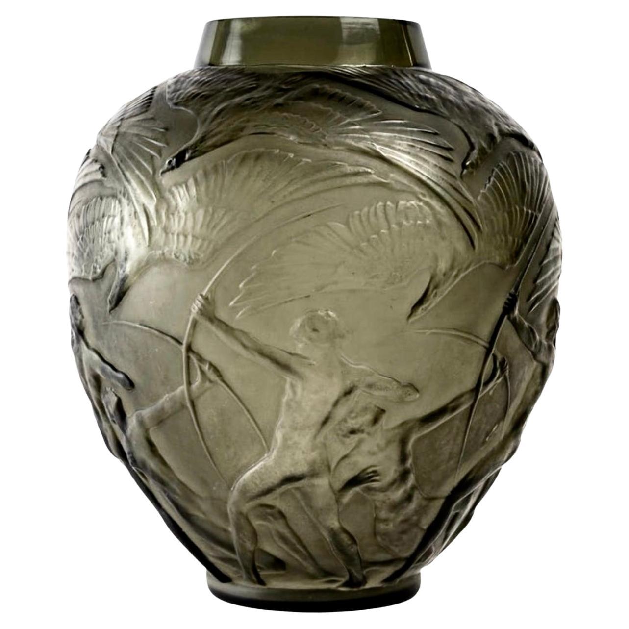 1921 René Lalique Archers Vase Grey Topaz Smoked Glass Men Arrows Hunt