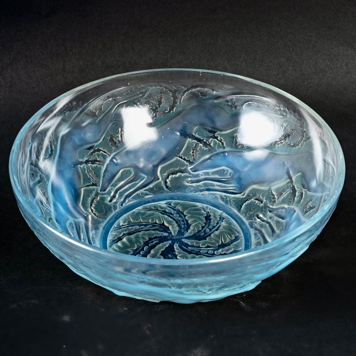 Art Deco 1921 René Lalique, Bowl Chiens Opalescent Glass with Blue Patina, Dogs