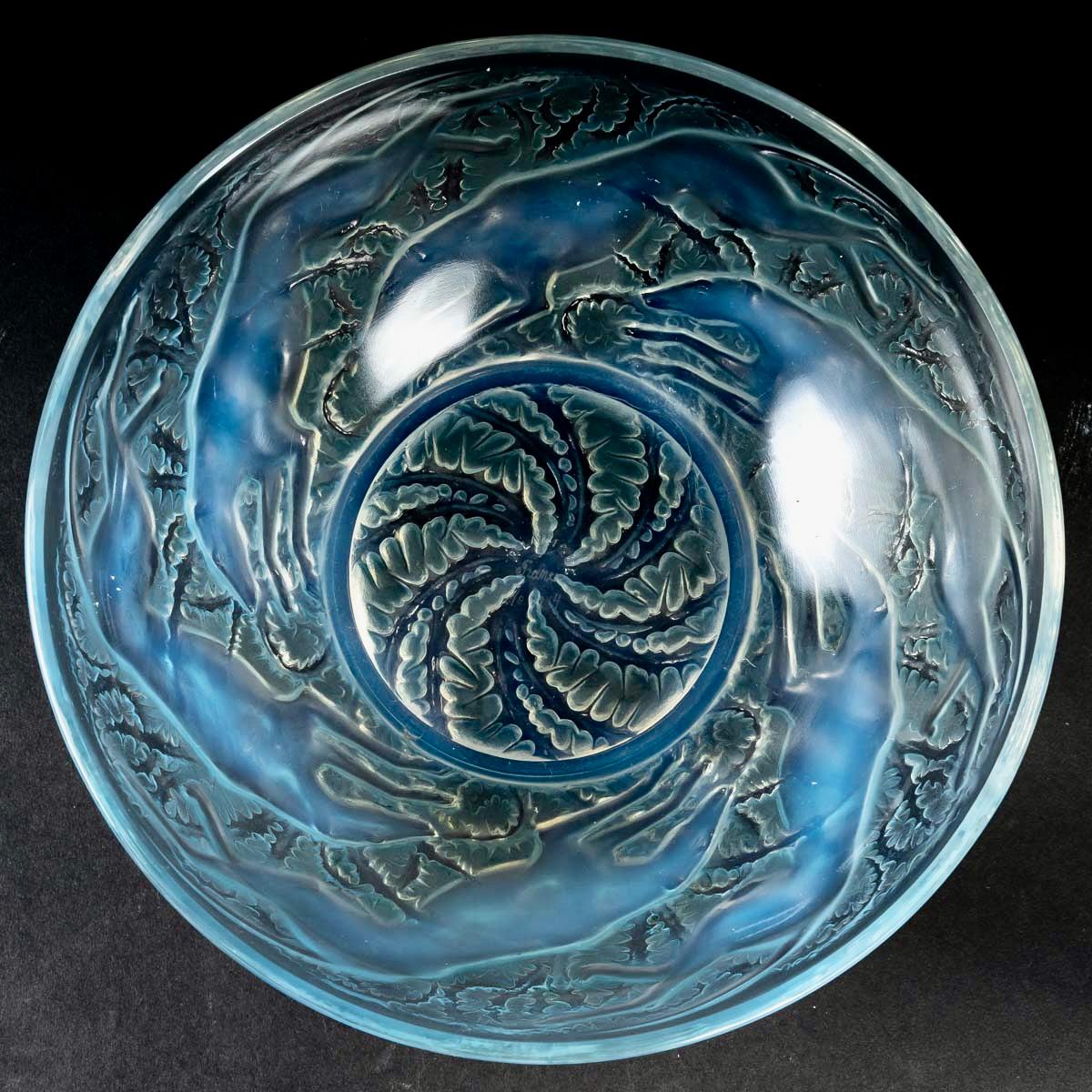 European 1921 René Lalique, Bowl Chiens Opalescent Glass with Blue Patina, Dogs