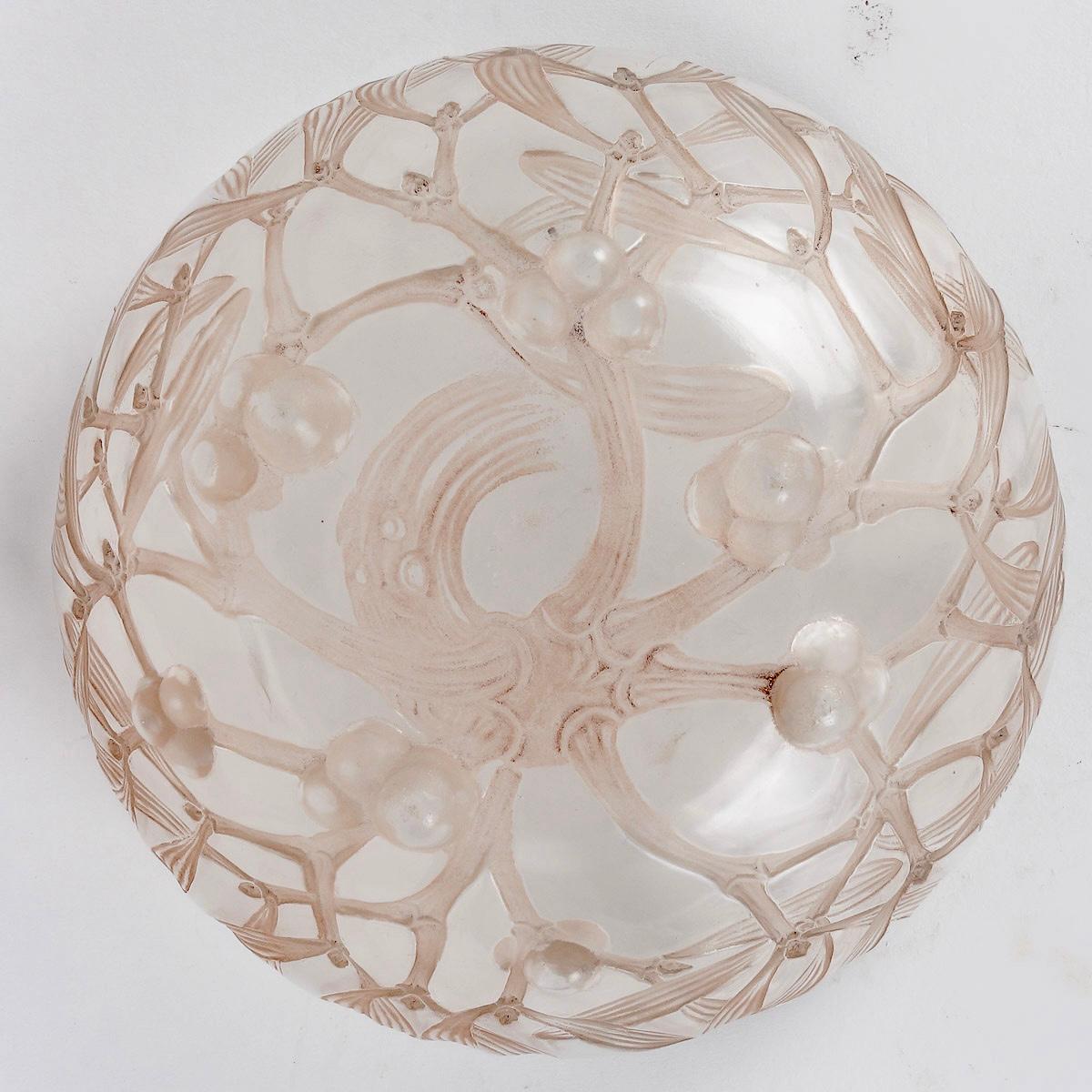 1921 René Lalique -Bowl Gui Mistletoe Glass with Sepia Patina In Good Condition For Sale In Boulogne Billancourt, FR
