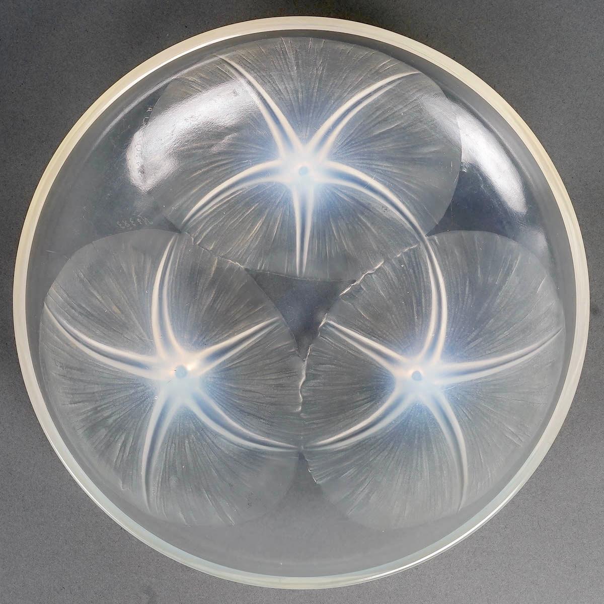 French 1921 René Lalique - Bowl Volubilis Opalescent Glass For Sale