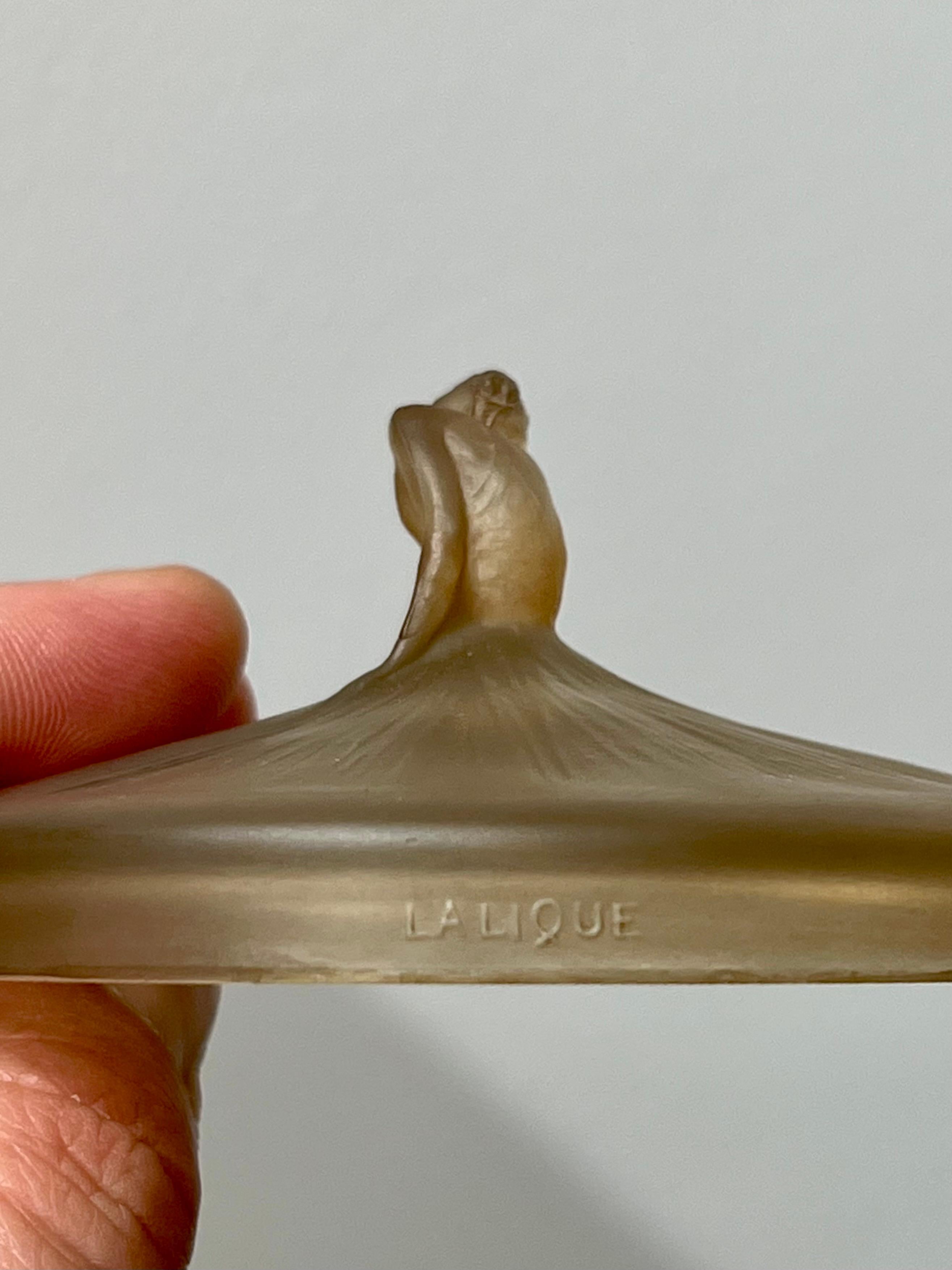 Début du 20ème siècle 1921 René Lalique, Boîte Dega Verre dépoli à patine sépia en vente