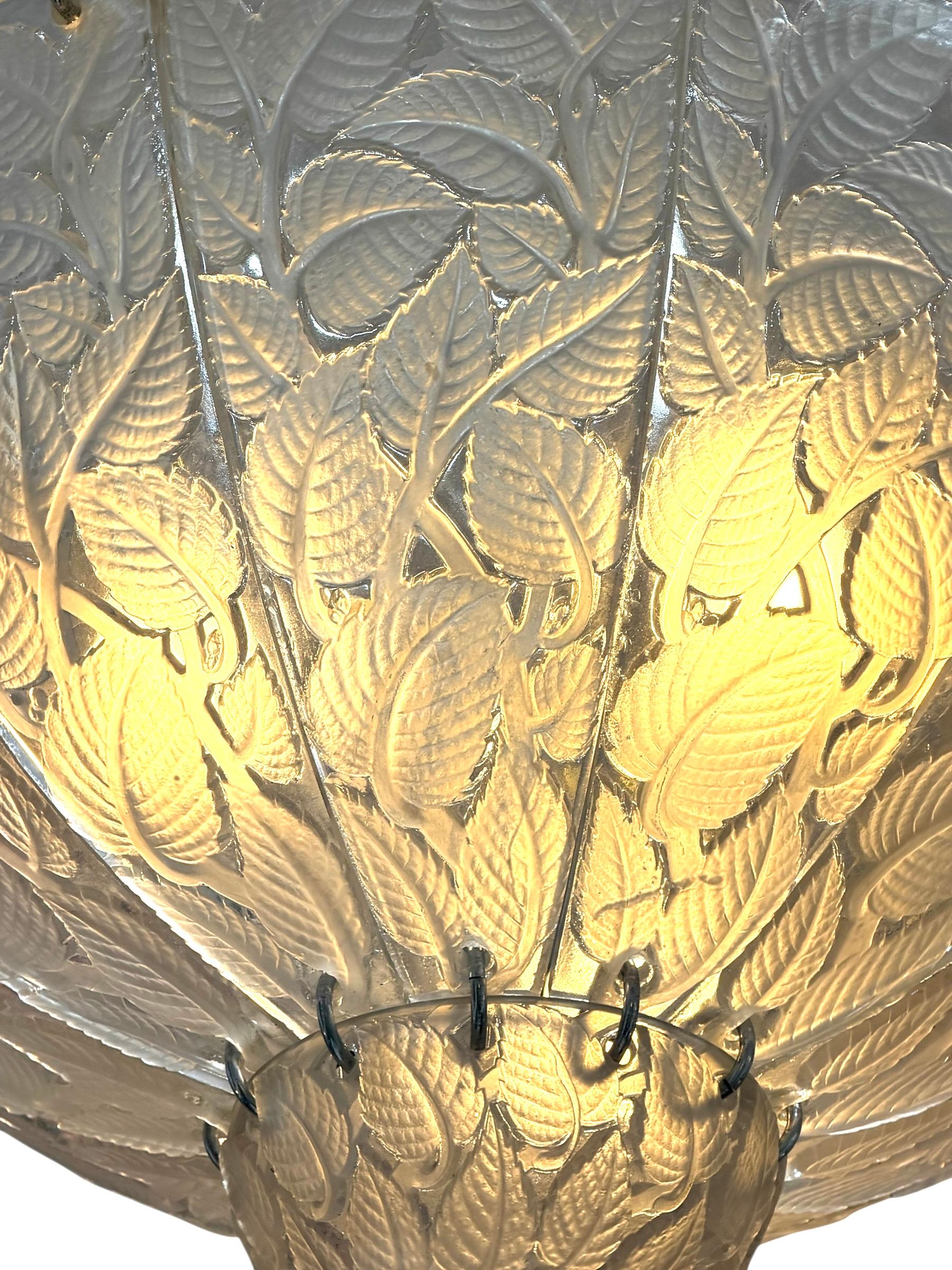 1921 René Lalique Ceiling Fixture Light Chandelier Feuilles de Charmes Glass In Good Condition For Sale In Boulogne Billancourt, FR