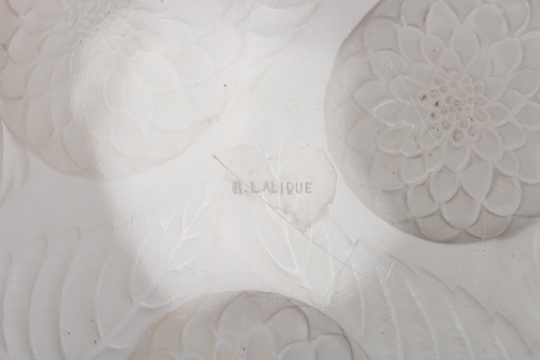 1921 Rene Lalique Dahlias Ceiling Light Fixture Shade Frosted Glass  In Good Condition In Boulogne Billancourt, FR
