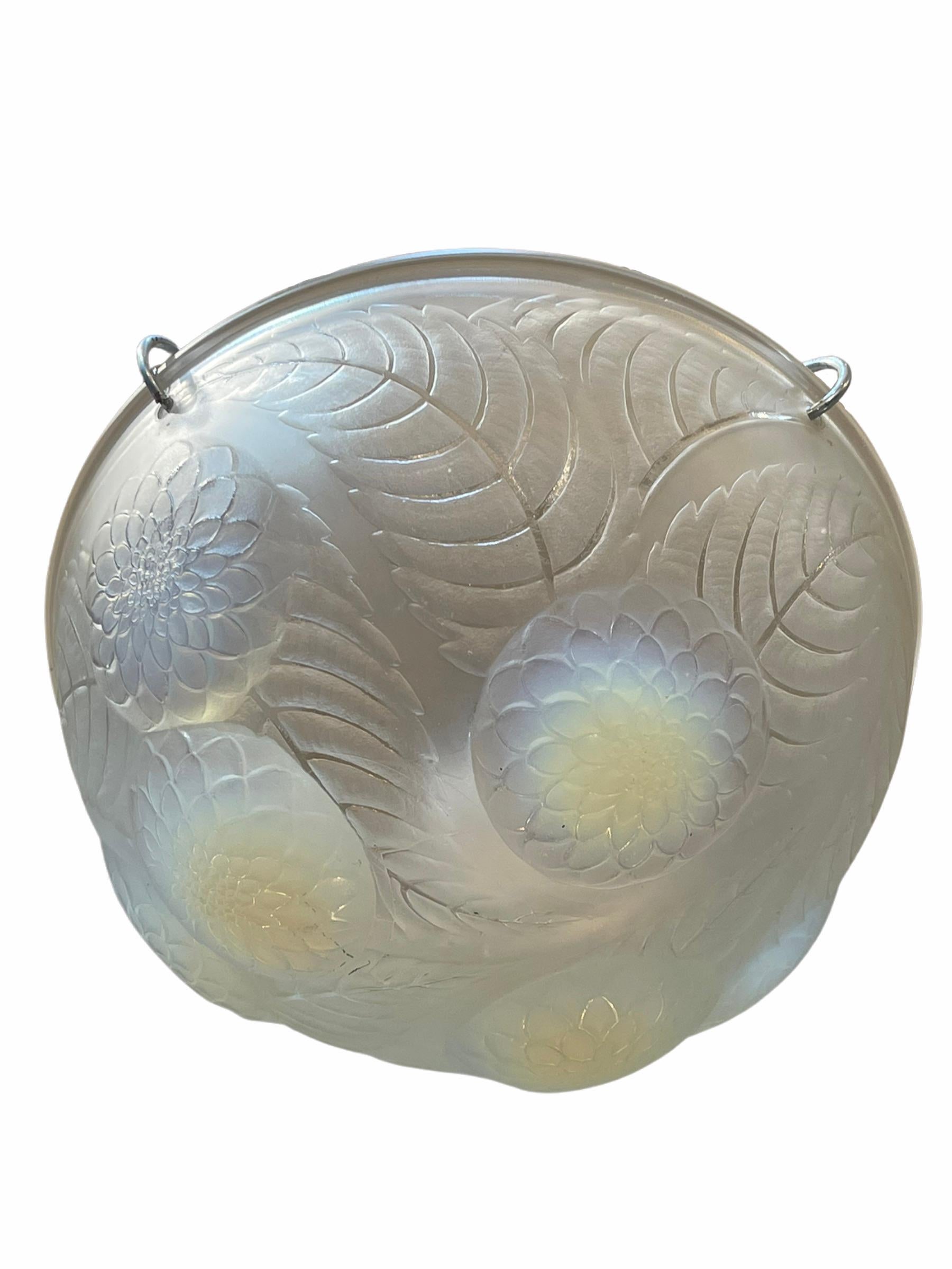 1921 René Lalique Dahlias Complet Ceiling Light Chandelier Opalescent Glass In Good Condition In Boulogne Billancourt, FR