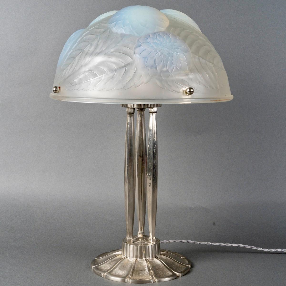 Art Déco 1921 Rene Lalique - Lampada Dahlias in vetro opalescente e bronzo nichelato in vendita