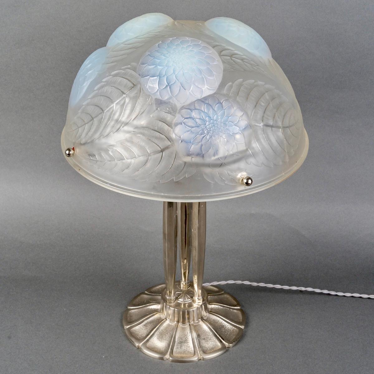 Francese 1921 Rene Lalique - Lampada Dahlias in vetro opalescente e bronzo nichelato in vendita