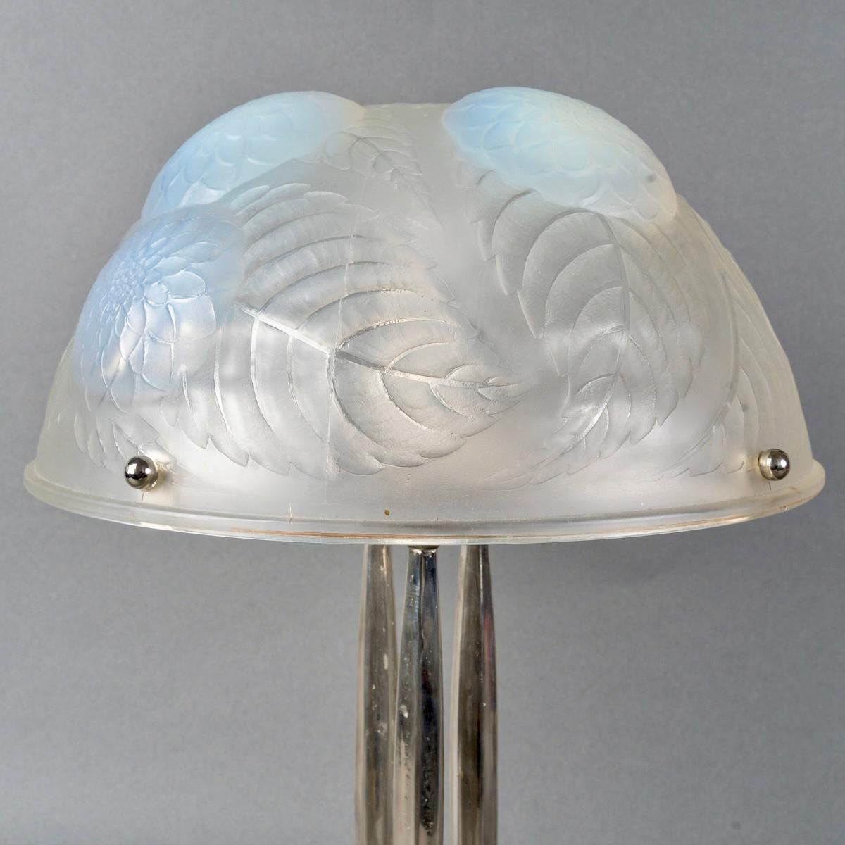 Stampato 1921 Rene Lalique - Lampada Dahlias in vetro opalescente e bronzo nichelato in vendita