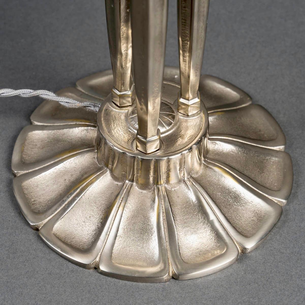 1921 Rene Lalique - Lamp Dahlias Opalescent Glass & Nickeled Bronze In Good Condition In Boulogne Billancourt, FR