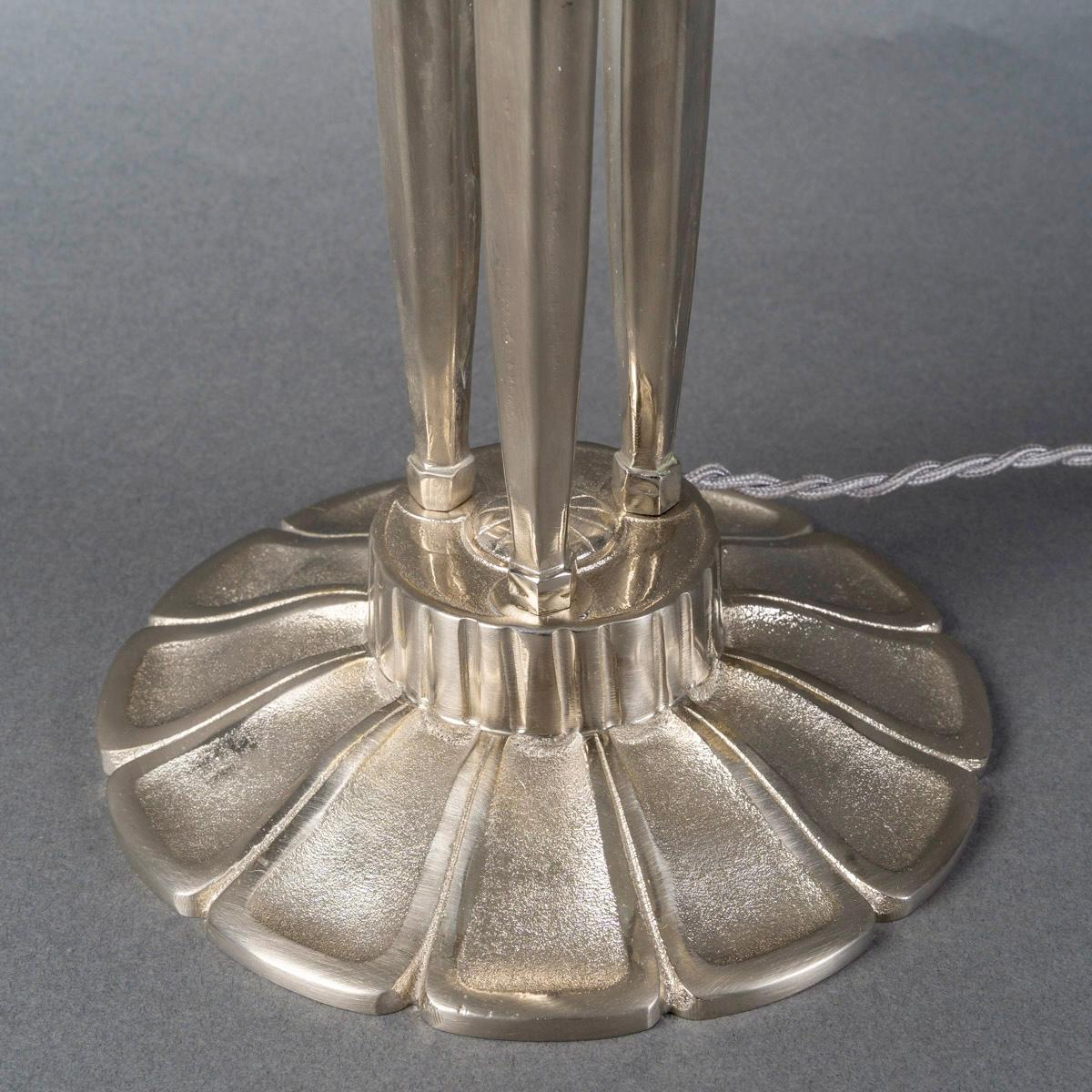 1921 Rene Lalique - Lampada Dahlias in vetro opalescente e bronzo nichelato In condizioni buone in vendita a Boulogne Billancourt, FR