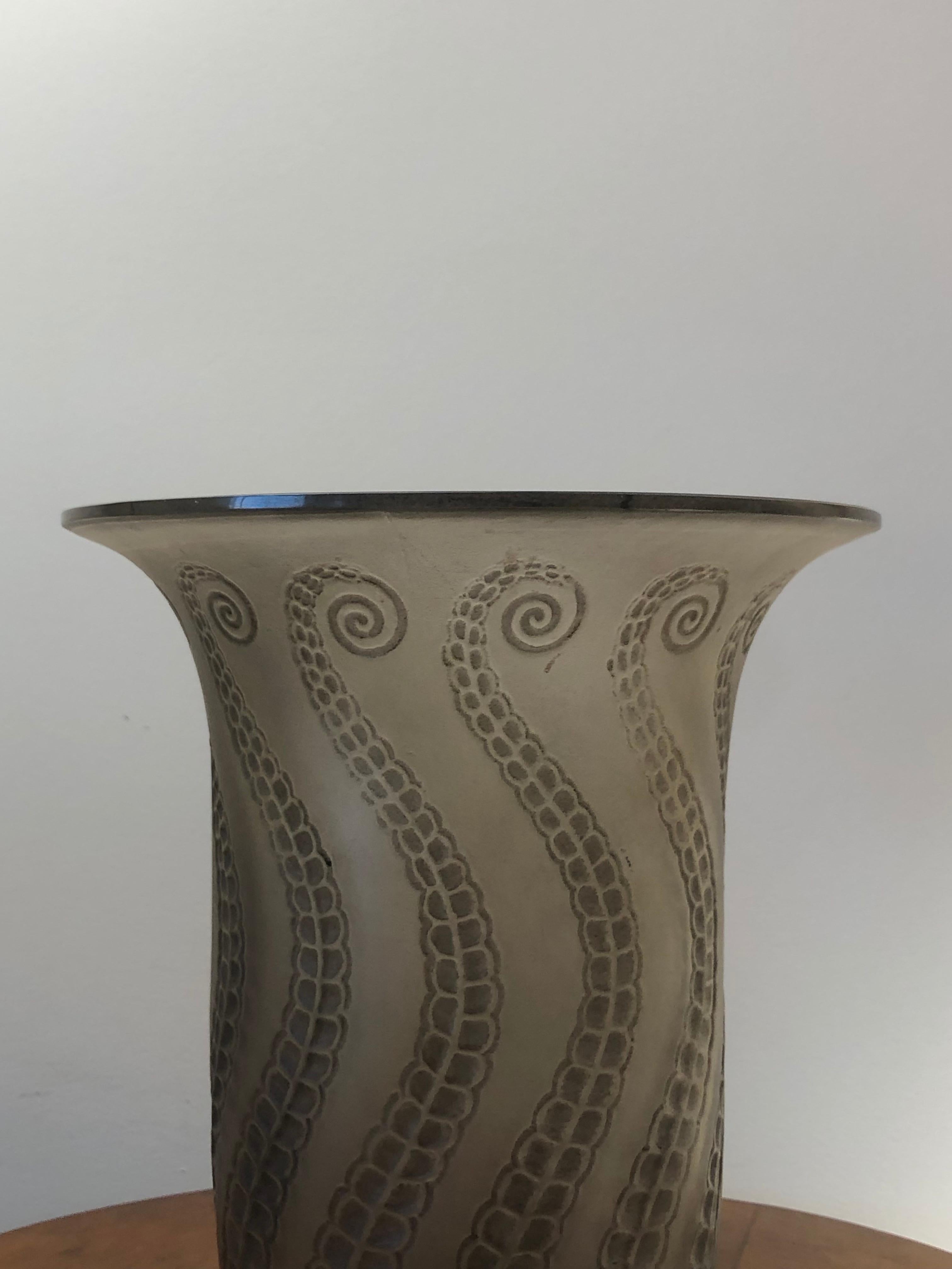 1921 René Lalique Meduse Vase in Grey Glass with Grey Patina In Excellent Condition In Boulogne Billancourt, FR