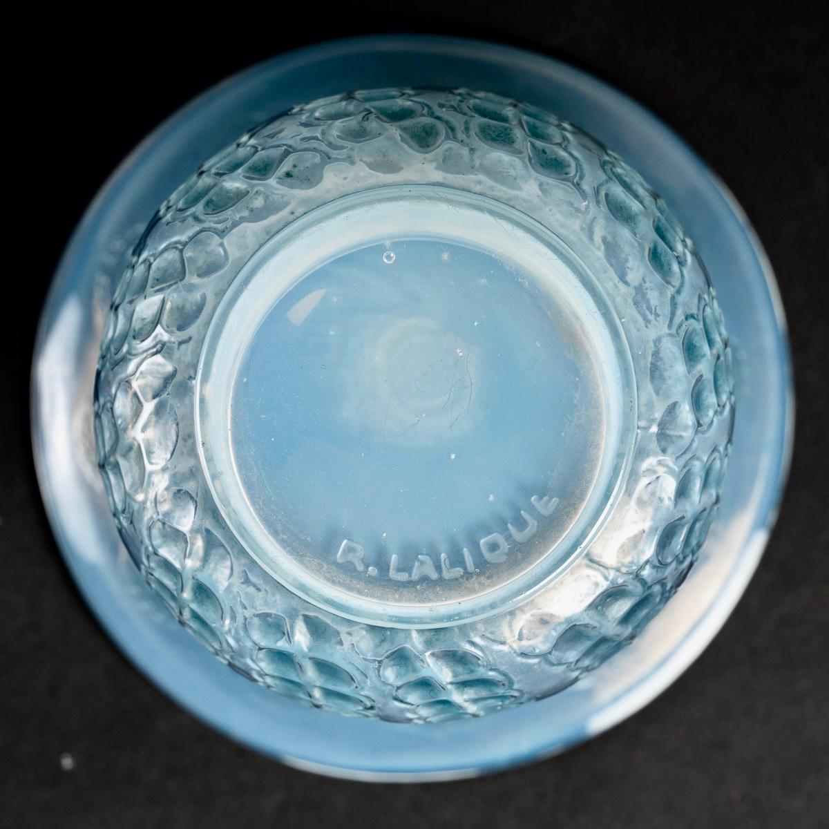 1921 René Lalique Meduse Vase in Opalescent Glass with Blue Patina, Medusa In Good Condition In Boulogne Billancourt, FR