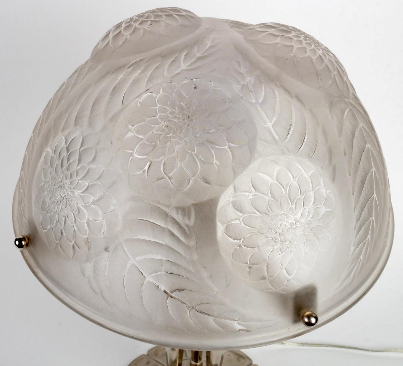 1921 Rene Lalique - Pair Of Lamps Dahlias Frosted Glass & Nickeled Bronze In Good Condition In Boulogne Billancourt, FR
