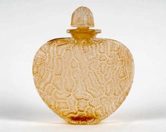1921 René Lalique Parfümflakon „Grigri“ für Volnay, aus Glas mit sepiafarbener Patina