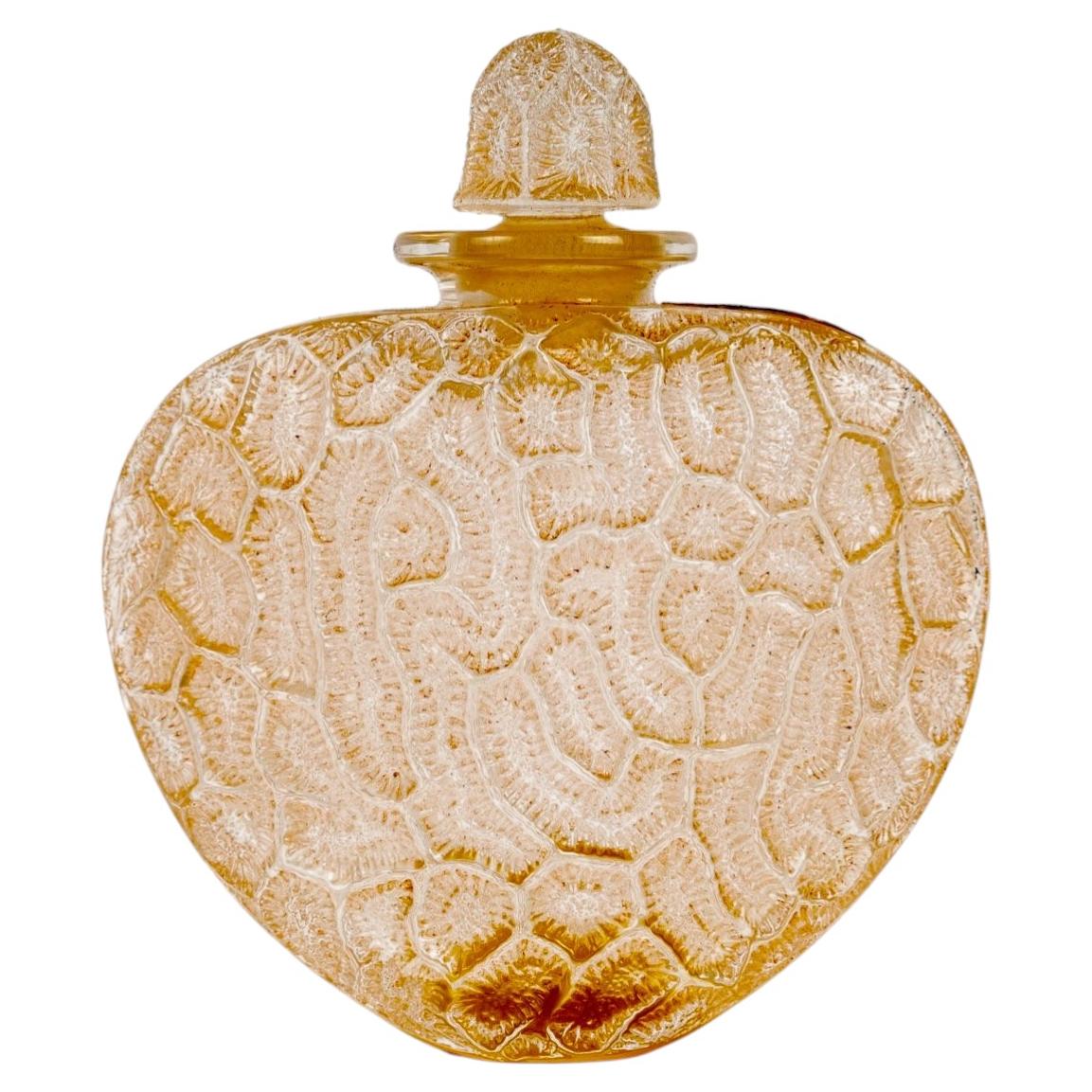 1921 René Lalique Parfümflakon „Grigri“ für Volnay, aus Glas mit sepiafarbener Patina im Angebot