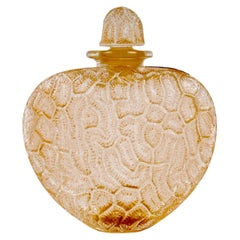 1921 René Lalique Parfümflakon „Grigri“ für Volnay, aus Glas mit sepiafarbener Patina
