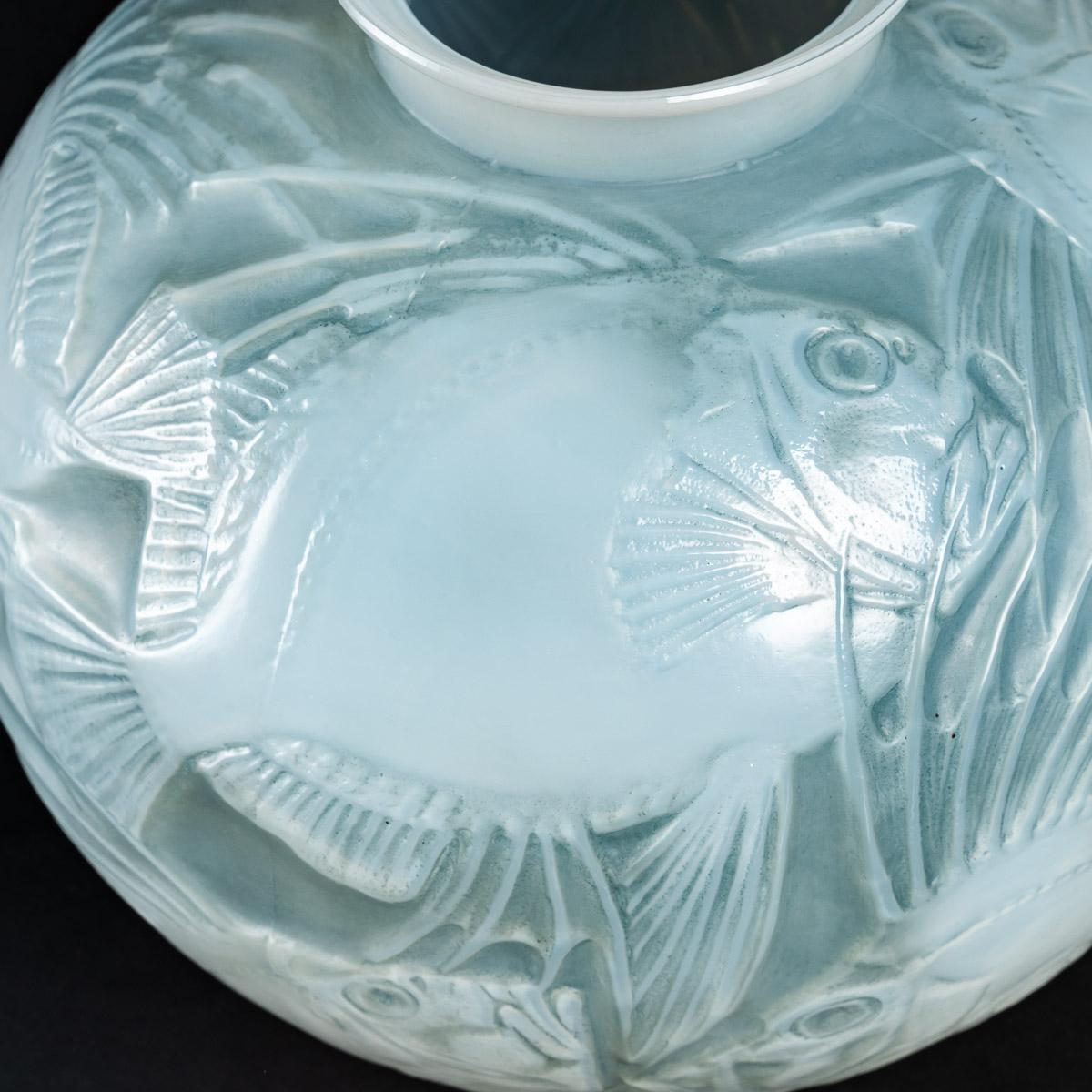 Français 1921 René Lalique Vase Poissons en verre opalescent teinté bleu-gris, poissons