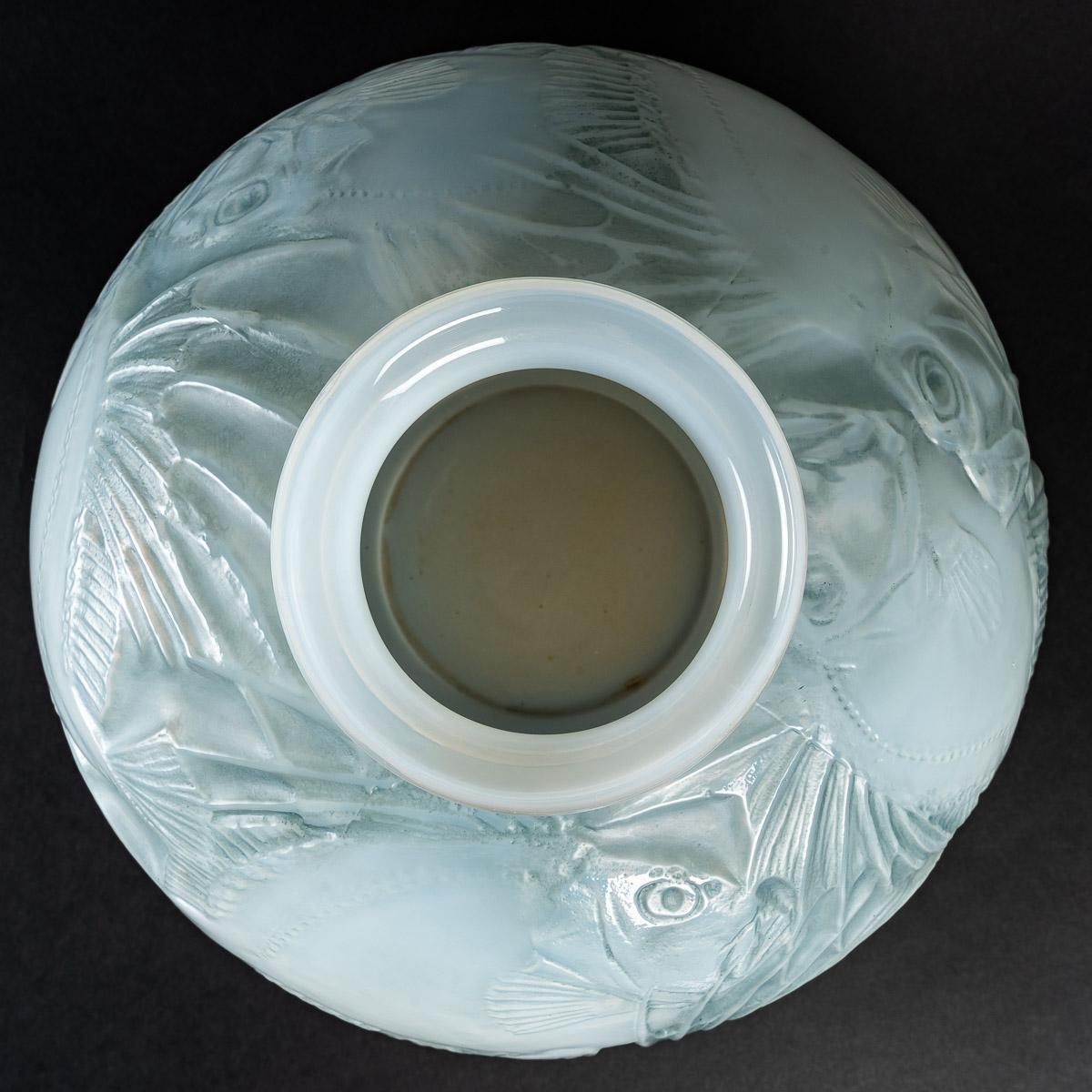 Moulé 1921 René Lalique Vase Poissons en verre opalescent teinté bleu-gris, poissons