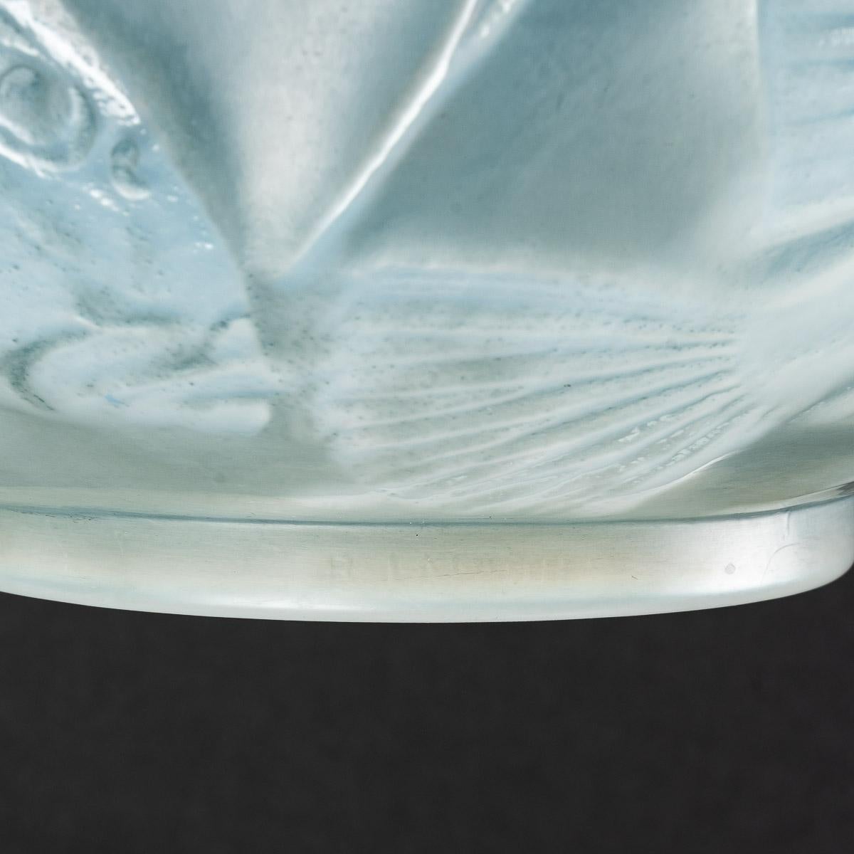 1921 René Lalique Vase Poissons en verre opalescent teinté bleu-gris, poissons Bon état à Boulogne Billancourt, FR