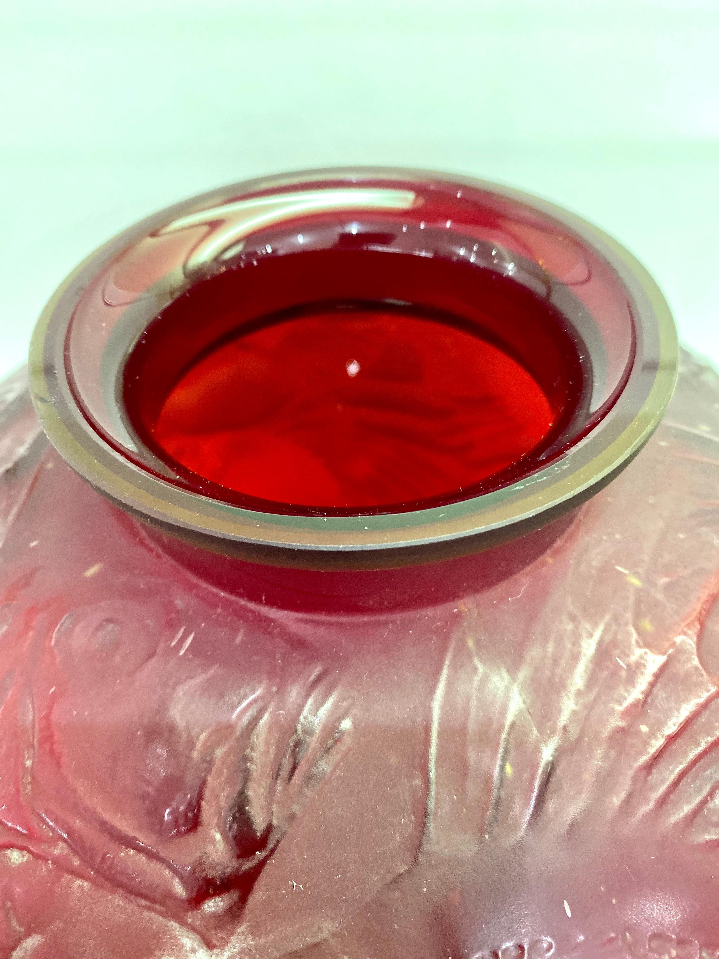 1921 René Lalique Poissons Vase Cased Red Cherry Glass In Good Condition In Boulogne Billancourt, FR